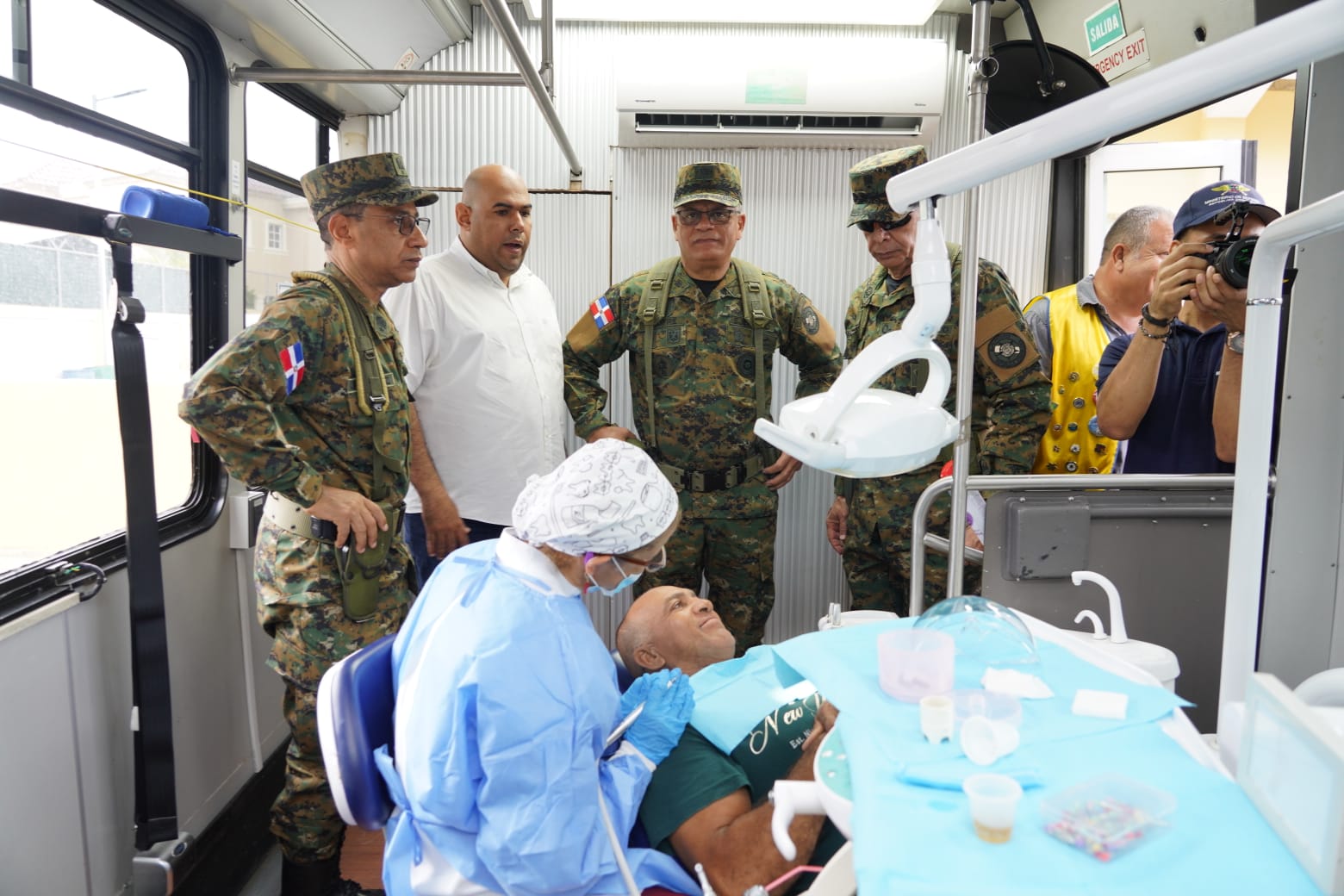 Comunitarios del Licey al Medio recibiendo atenciones médicas.