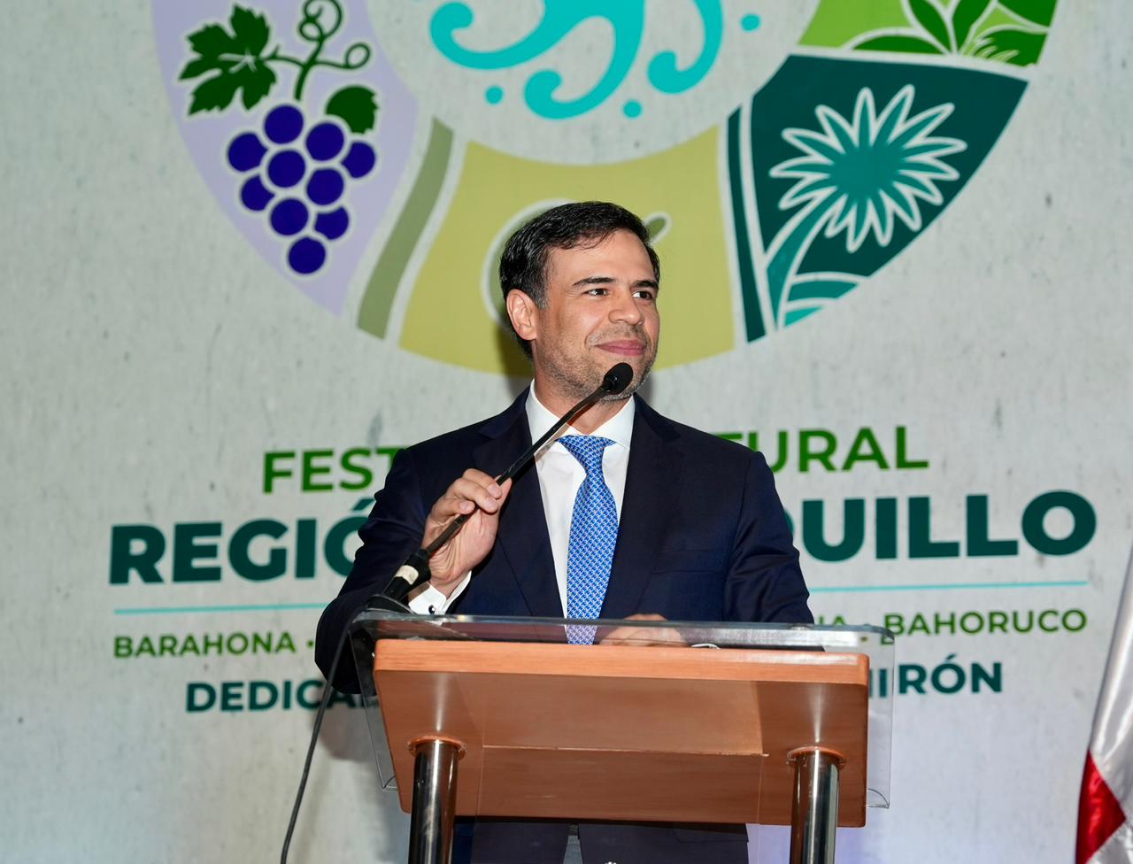 Roberto Angel Salcedo durante la clausura del festival cultural de la Región Enriquillo.