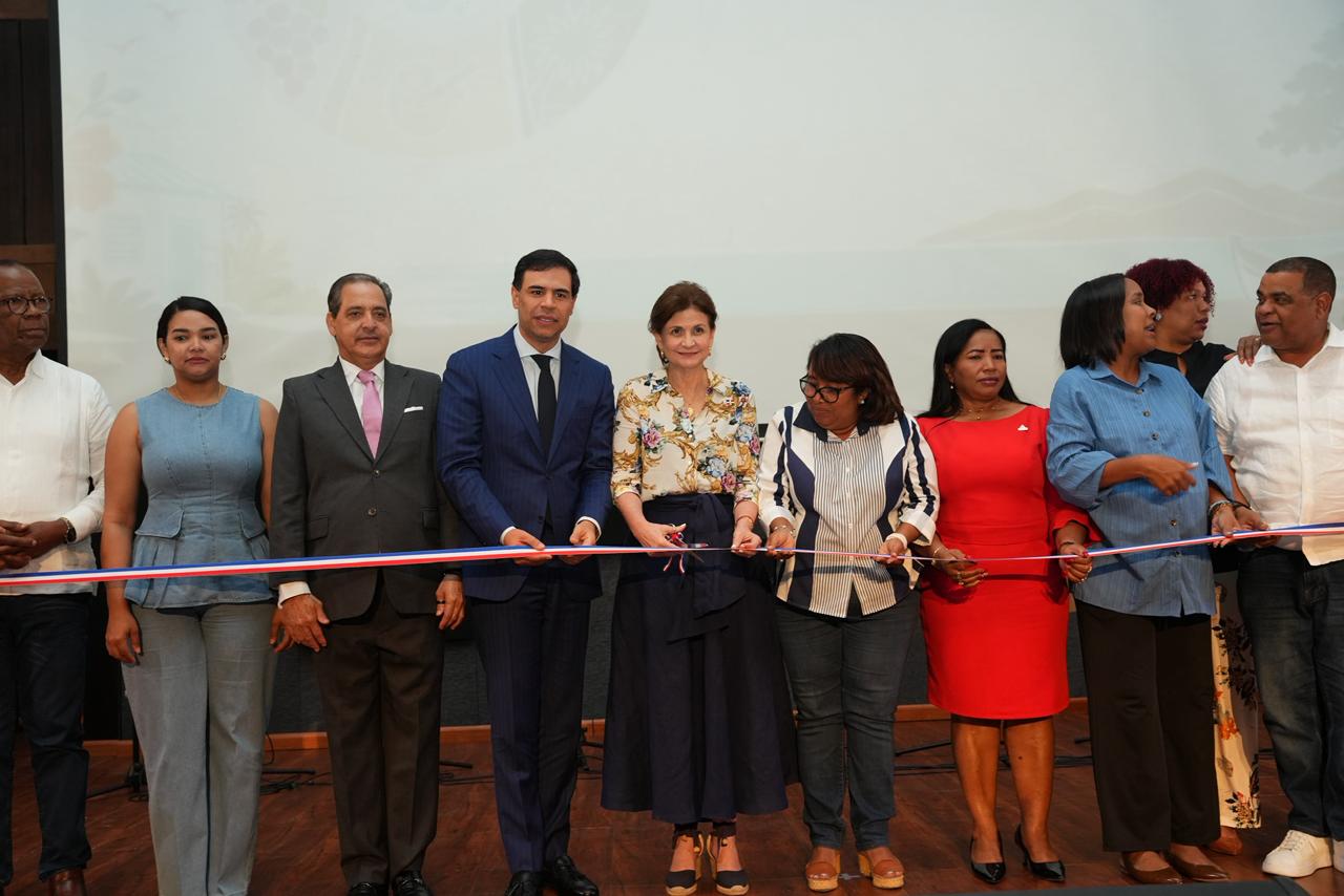 La vicepresidenta Raquel Peña, el ministro Roberto Angel Salcedo encabezaron la inauguración deñ Festival Cultural de la Región Enriquillo.