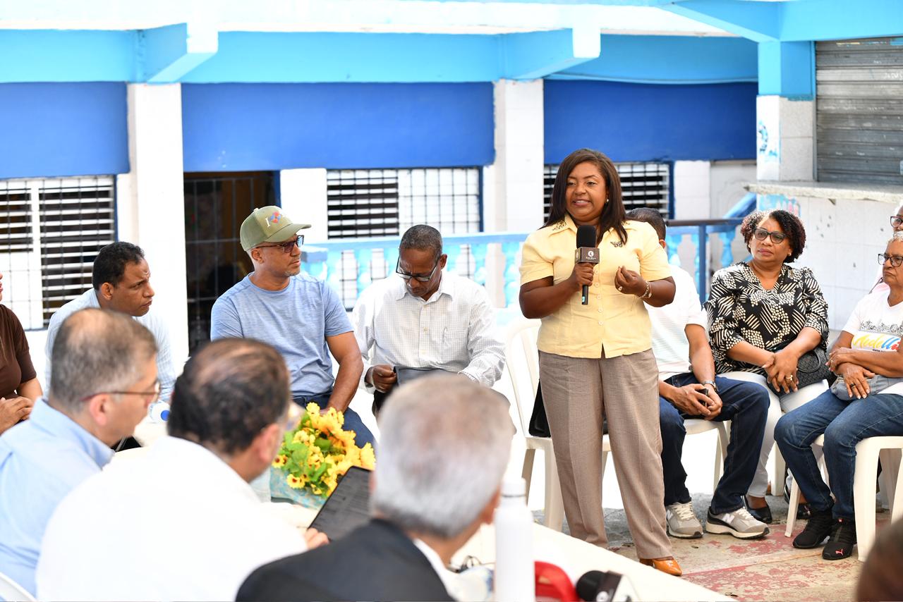 Una comunitaria del sector Los Alcarrizos en Santo Domingo Oeste, se expresa durante el primer Diálogo para la Convivencia Barrial, realizado este domingo.