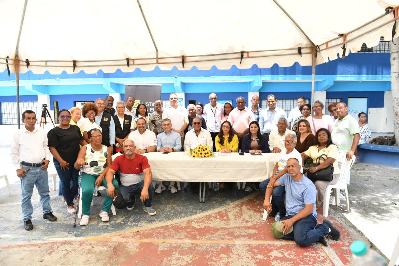 comunitarios de Los Alcarrizos junto al director de Listín Diario y representantes de diferentes organismo, durante el inicio del diálogo