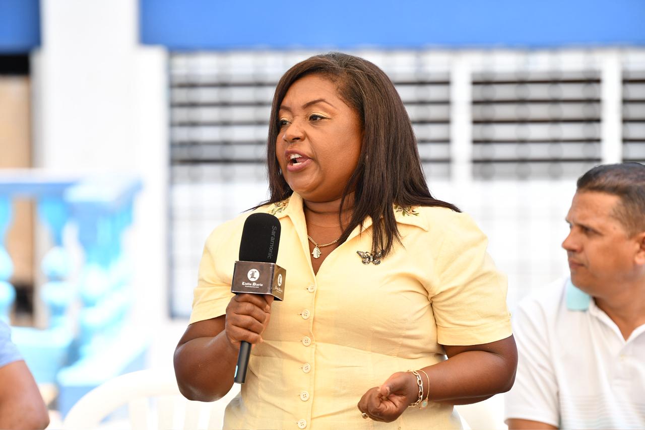 Comunitaria de Los Alcarrizo expone sobre las problemáticas del sector.