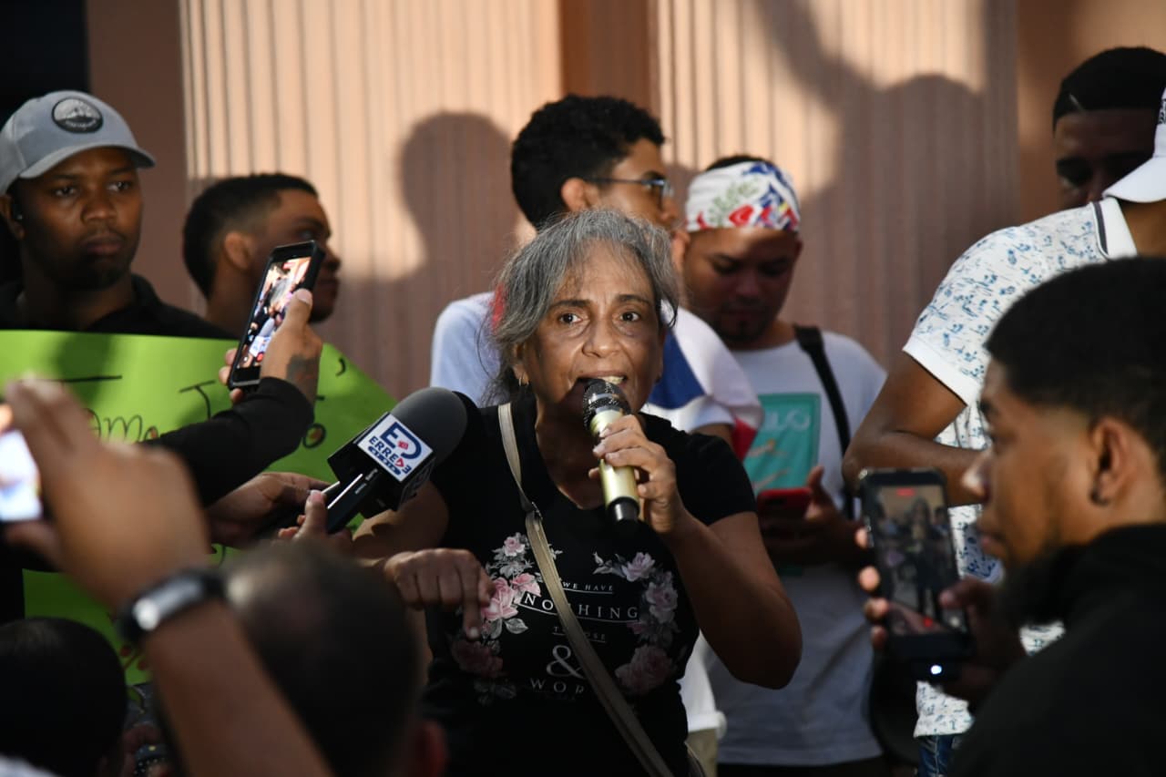 María López, quien expresó su preocupación durante la protesta.