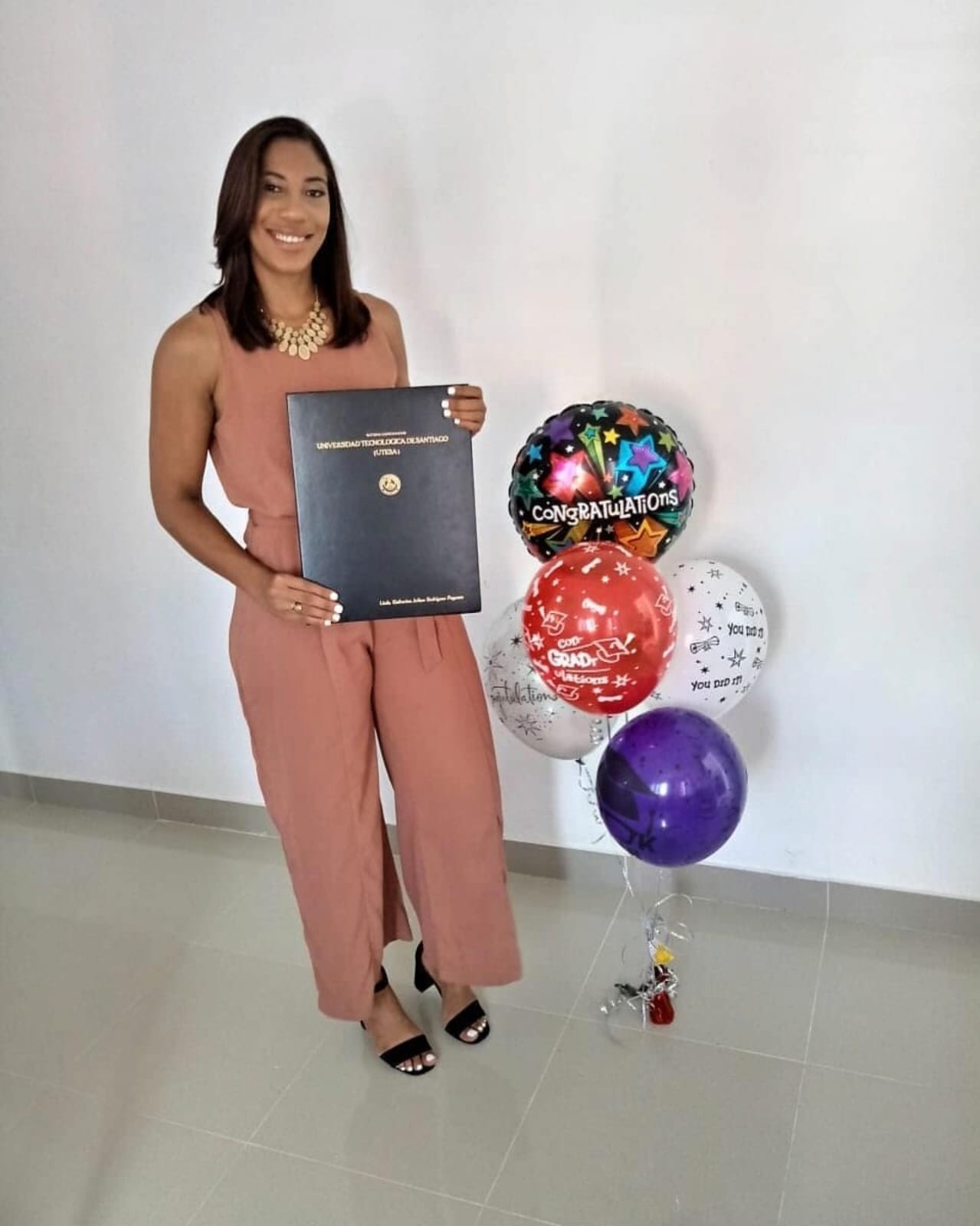 La nativa de Tamboril muestra orgullosa el certificado que la acredita como Licenciada en Sicología.