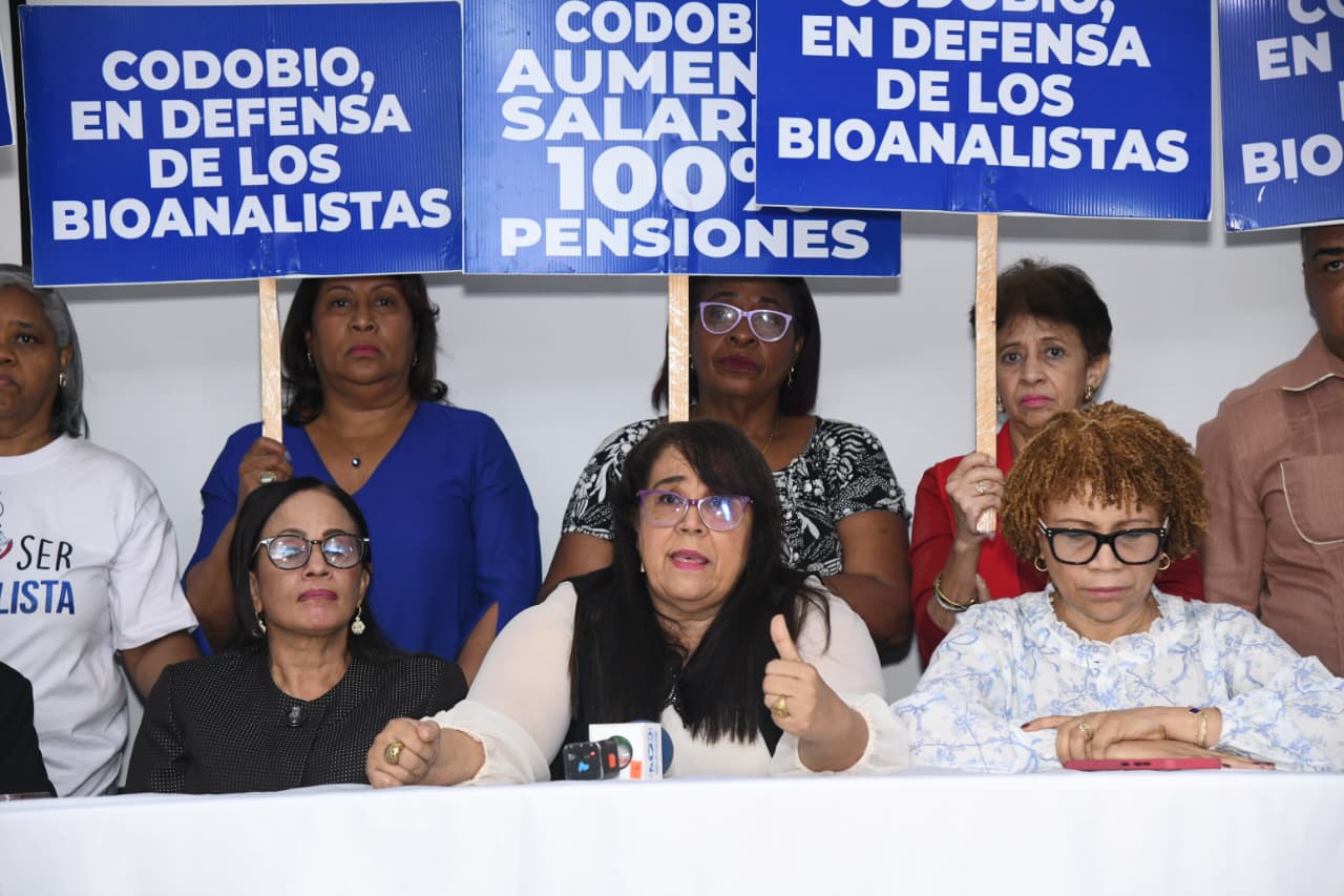 Miosis Echavarría, presidenta de Anpejubio y Rita Solís, presidenta del Colegio Dominicano de Bioanalistas