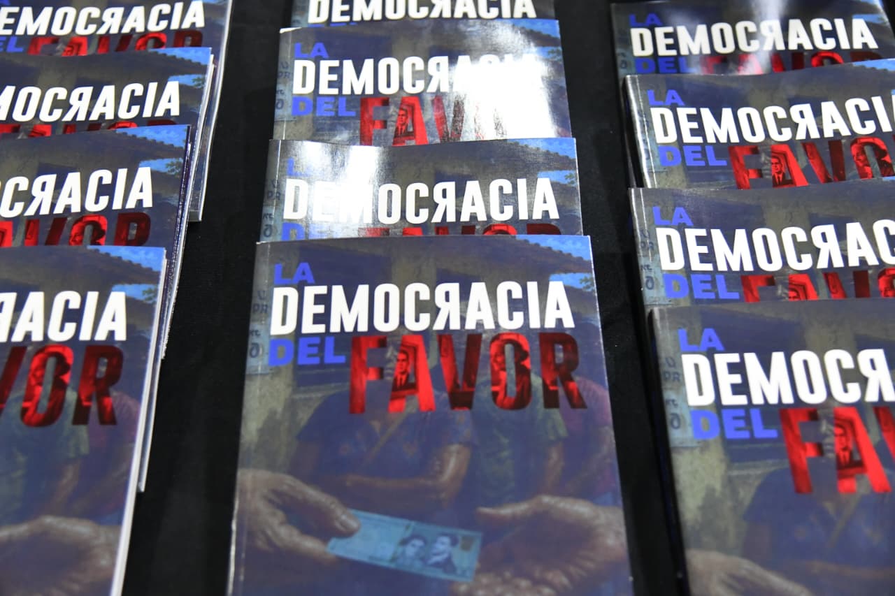 "Democracia del favor", del senador Antonio Taveras Guzmán, donde habla de comó debe ser la democracia.