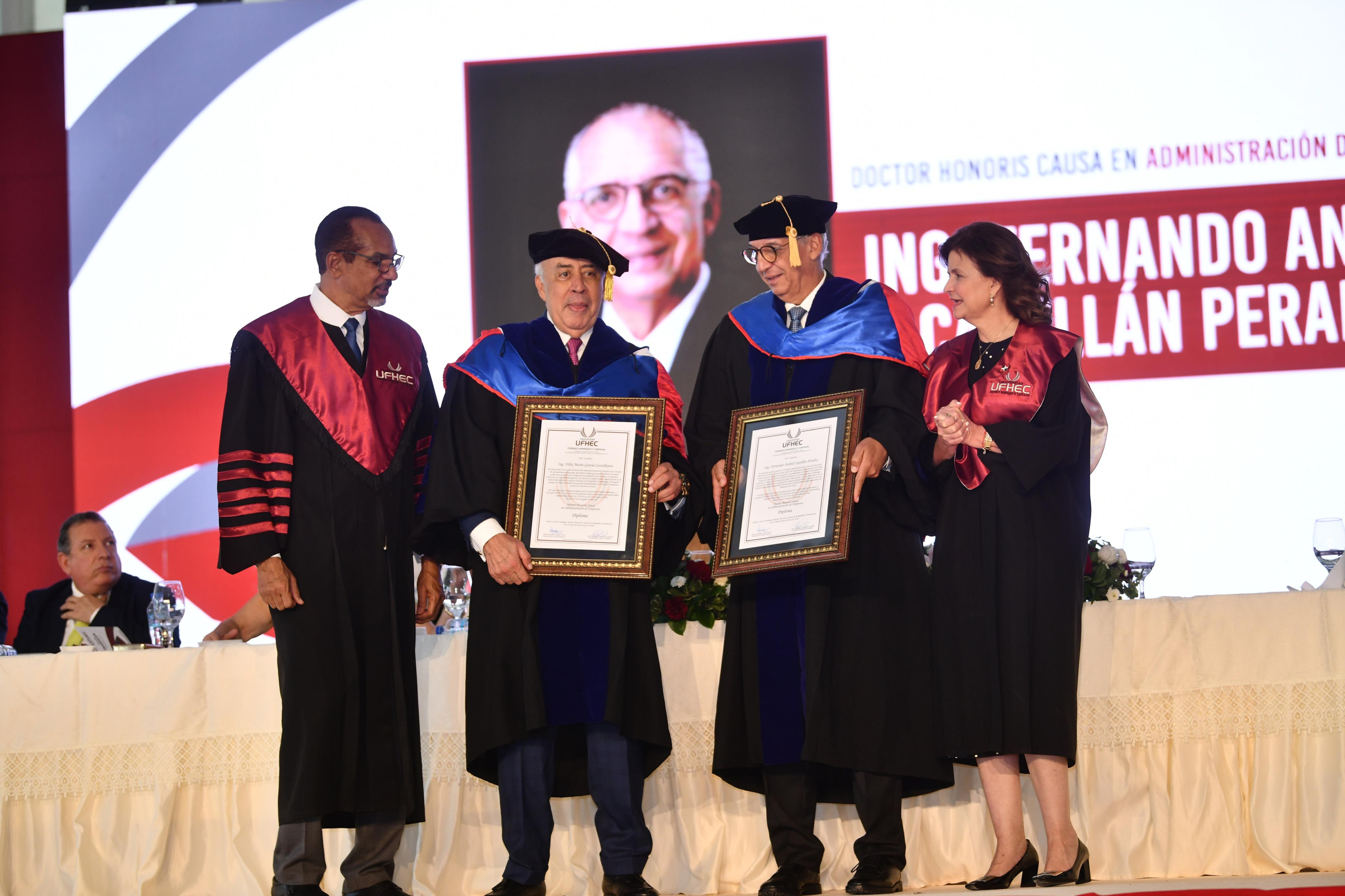 Entrega del título Doctor Honoris Causa en Administración de Empresas a Félix María García Castellanos y Fernando Aníbal Capellán Peralta.