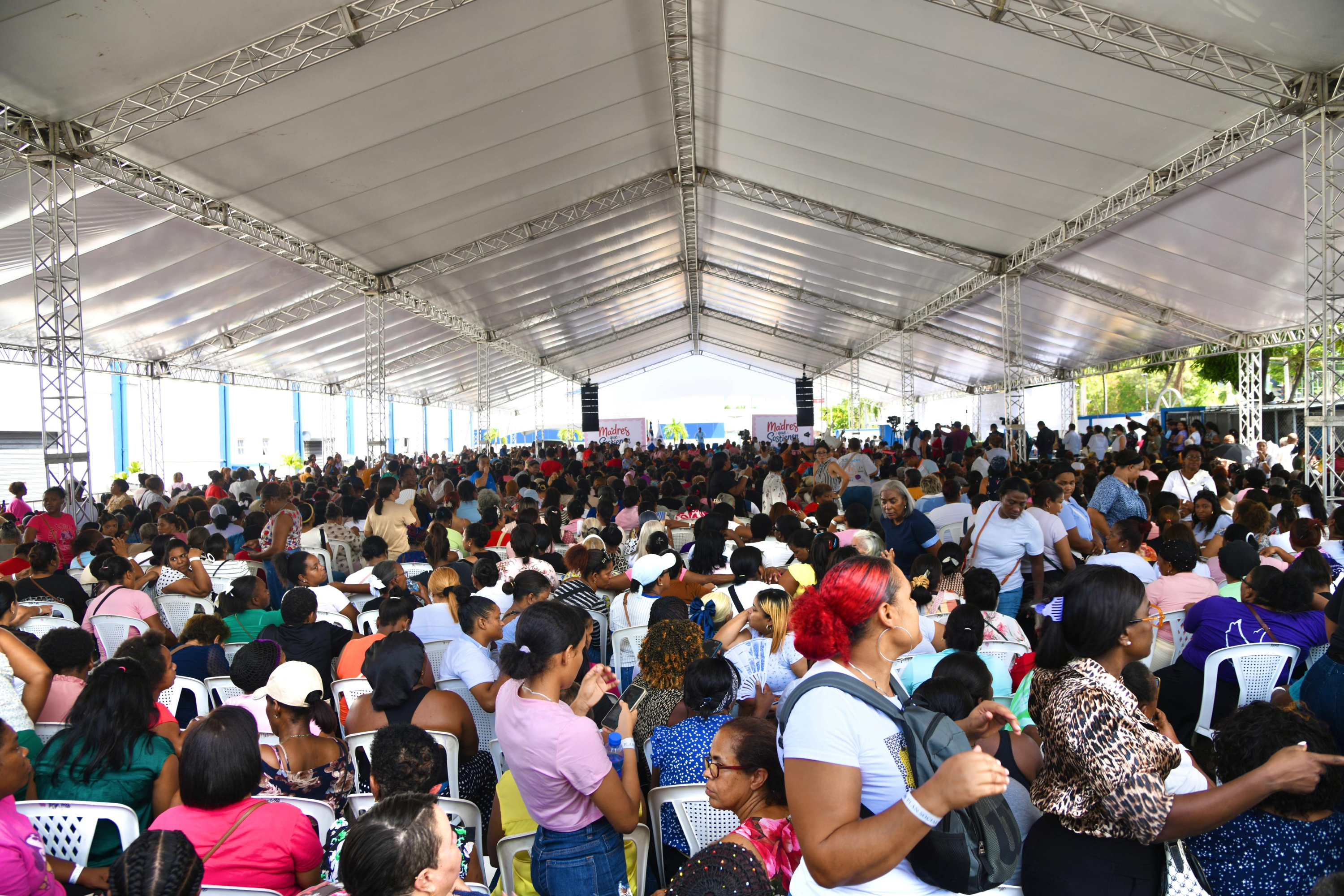 Madres dominicanas reunidas