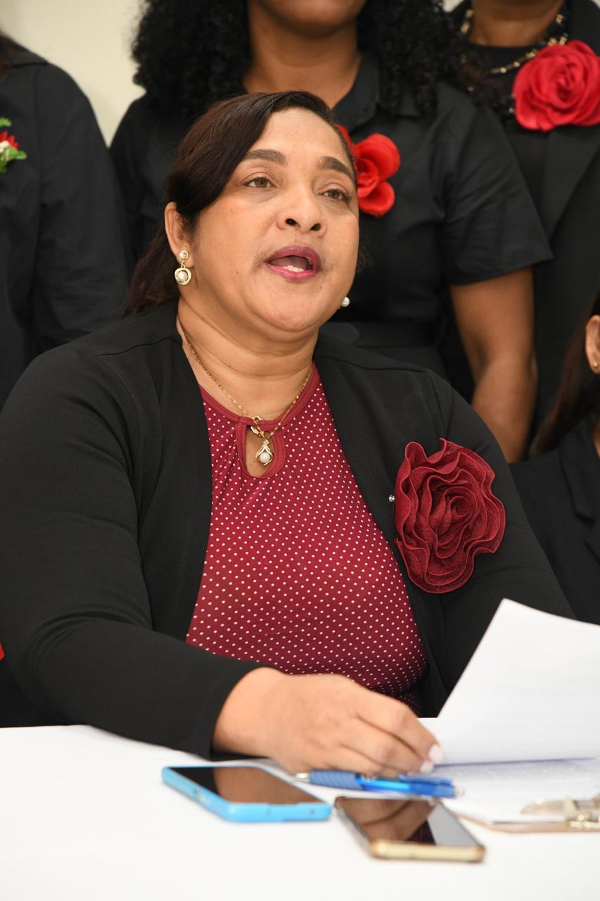 La directora del Ministerio Femenil Nacional del Concilio de las Asambleas de Dios, Reyna Cuevas de Ponciano