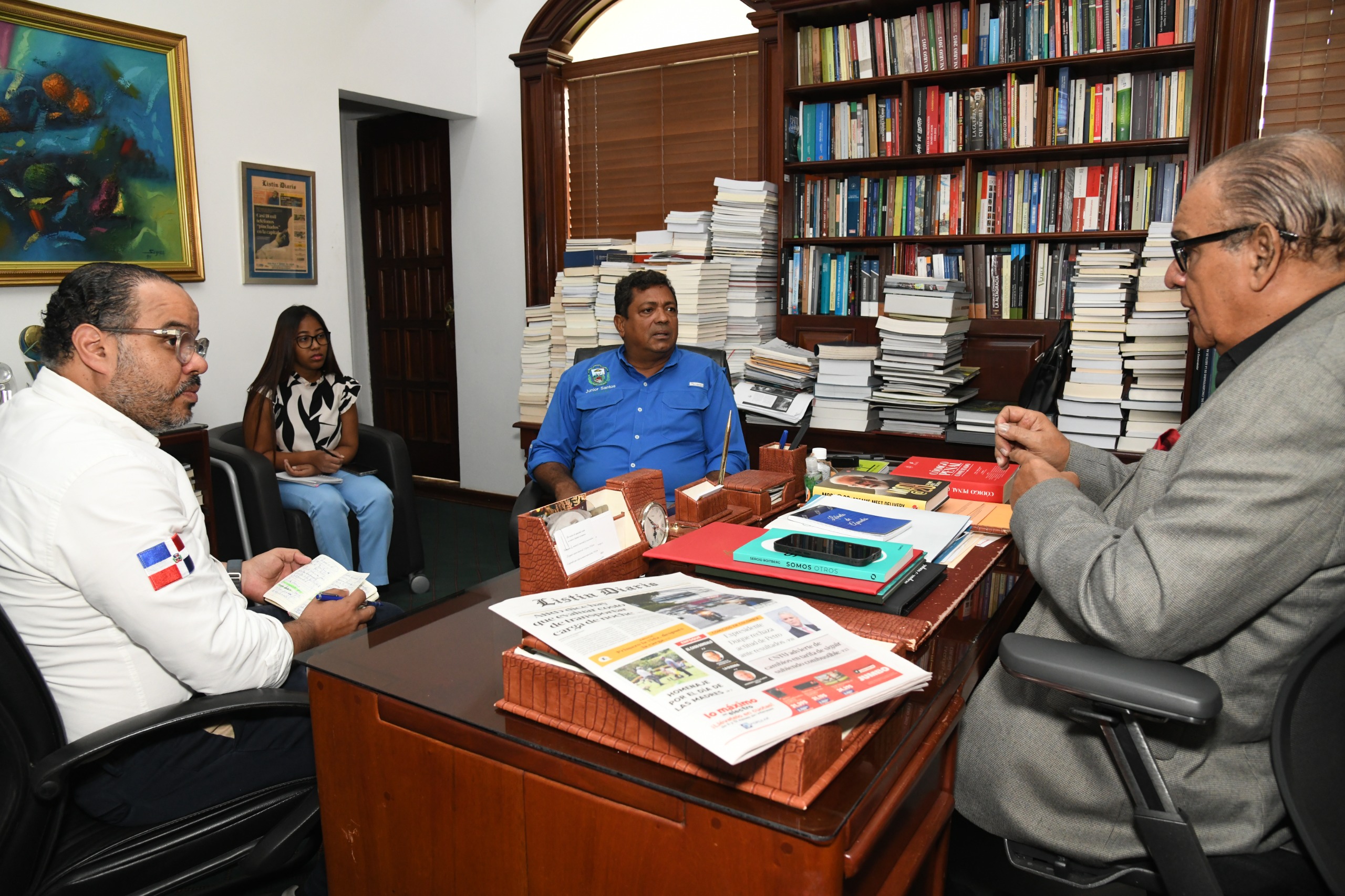 El alcalde Junior Santos durante su visita al director del Listín Diario, Miguel Franjul. A su lado, el defensor del pueblo, Pablo Ulloa, y la periodista Rosa Luna.