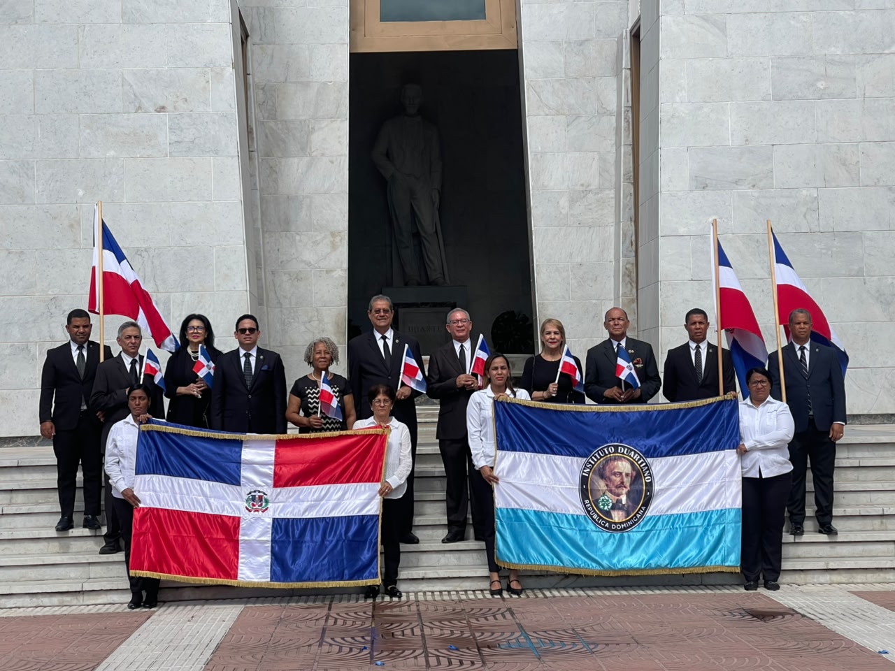 Directivos del Instituto Duartiano en el Altar de la Patria.