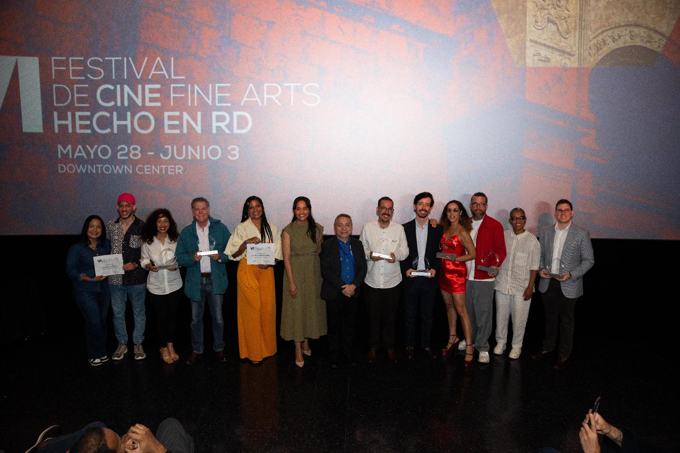 Cineastas, actores y directivos posan con sus galardones durante la clausura del VI Festival de Cine Fine Arts Hecho en RD.