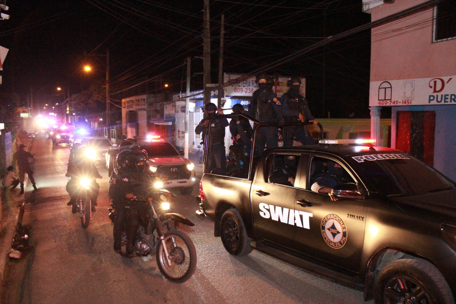 Equipo Swat de la Policía Nacional en proceso de allanamiento en Santiago.