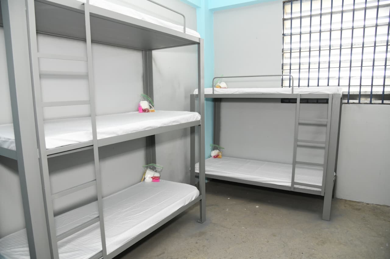 Las celdas están equipadas con utensilios de primera necesidad para las reclusas que están en evaluación y seguimiento.