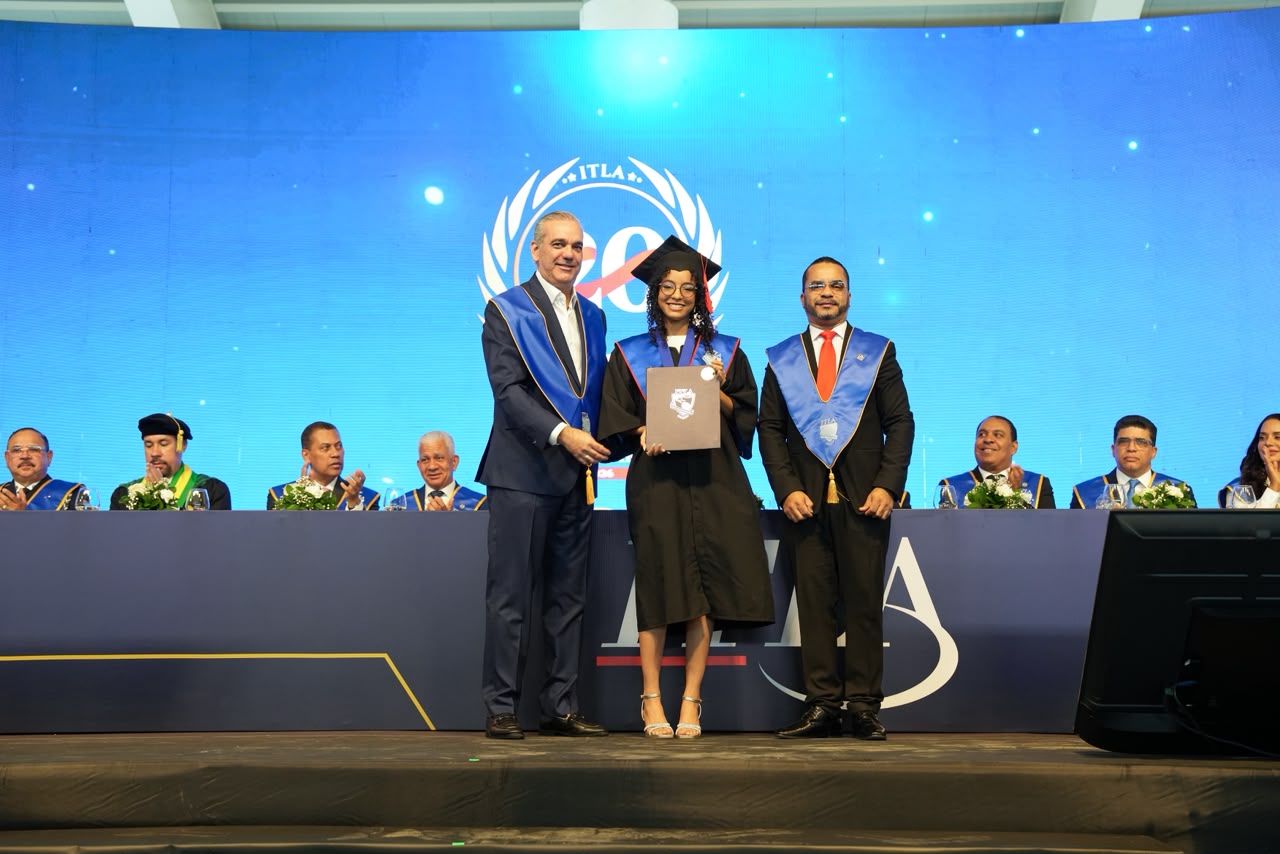 Presidente Luis Abinader y Jimmy Rosarios, rector del ITLA, con estudiante recién graduada.