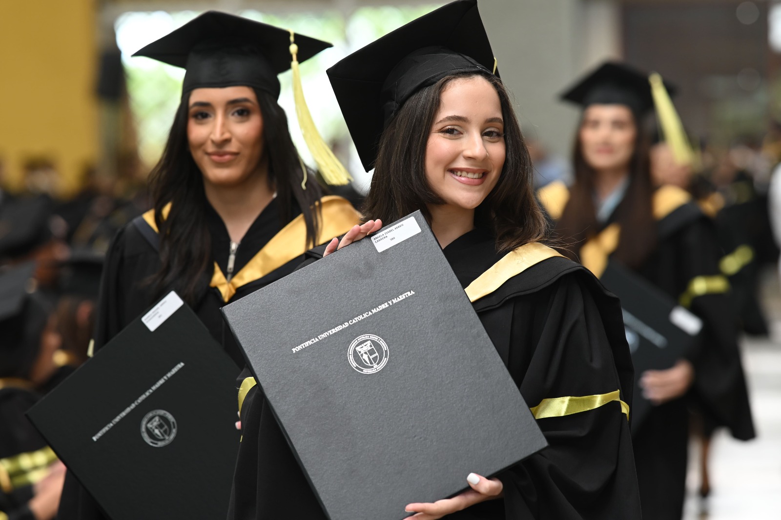 Jóvenes graduadas en PUCMM