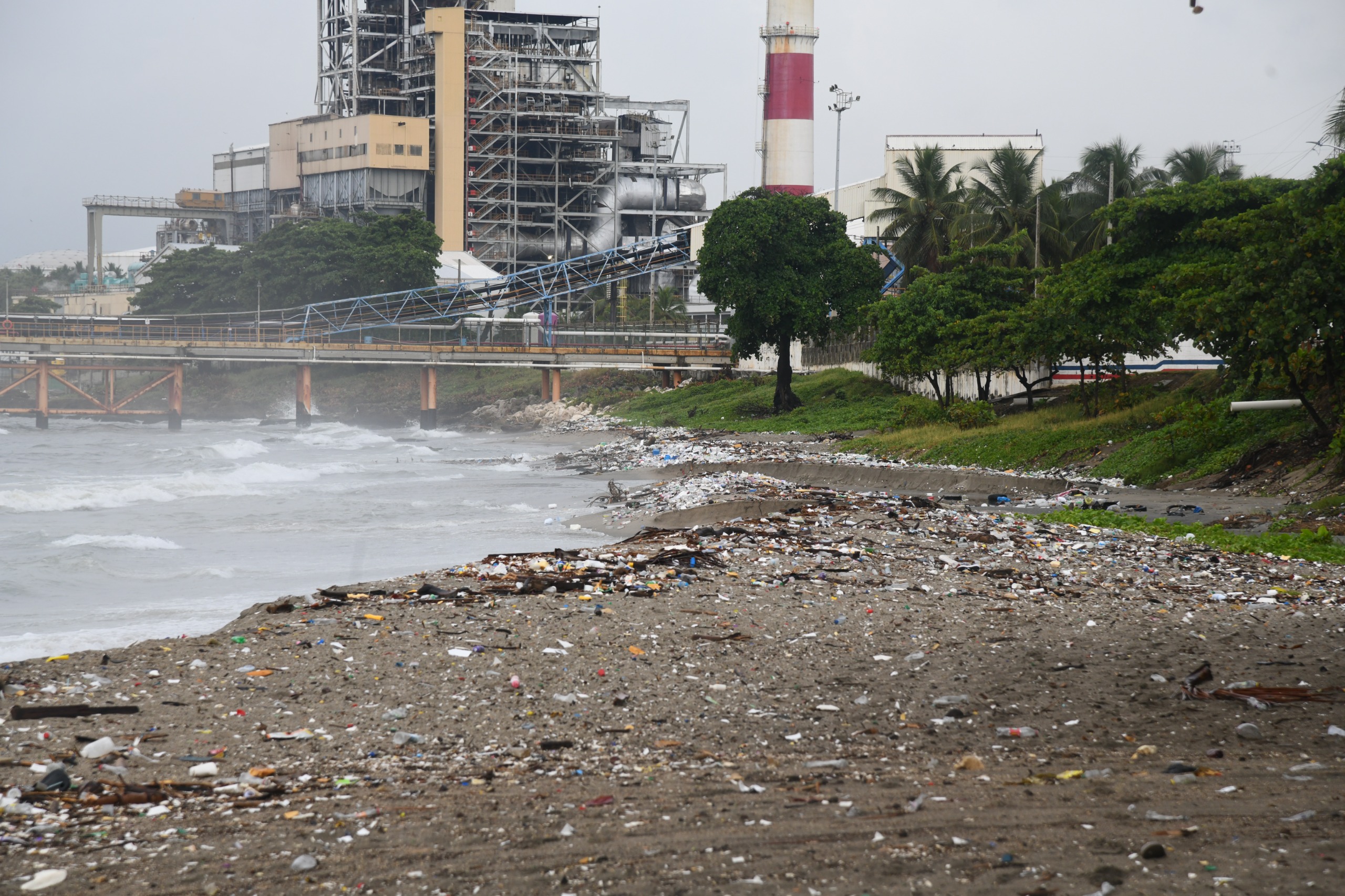 Plásticos contaminan la playa Los Gringos en el municipio Bajos de Haina.