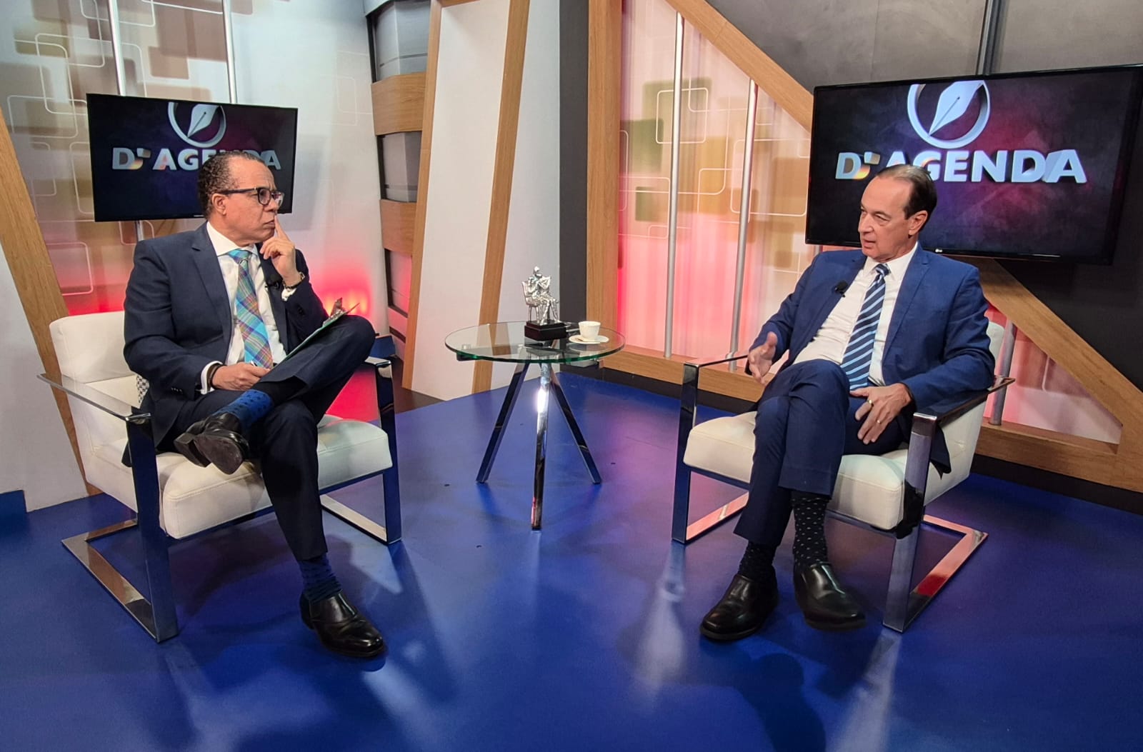 Arturo del Villar, rector de Intec es entrevistado por Héctor Herrera Cabral