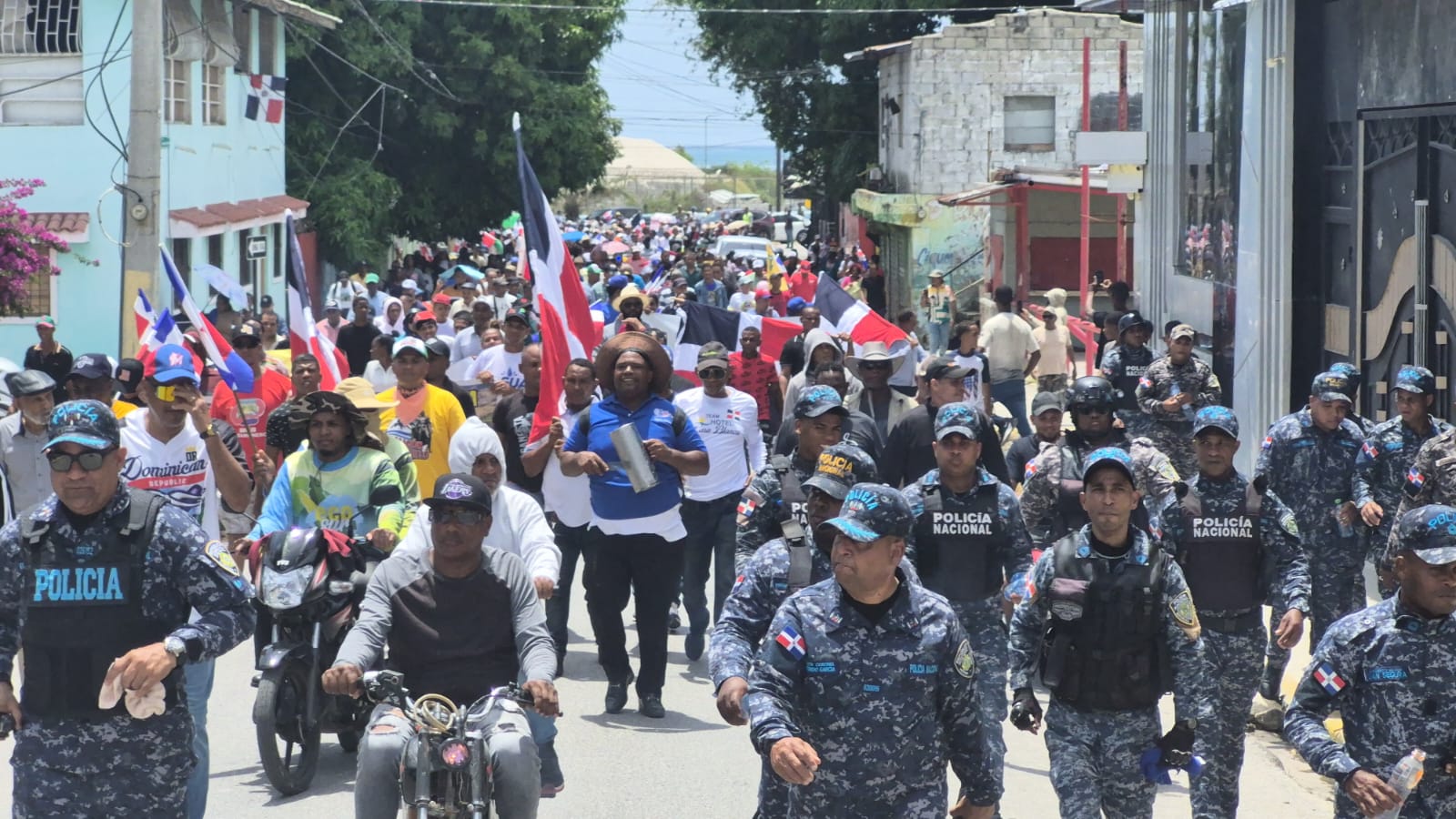 Personas de distintas edades desafiaron el intenso calor y se sumaron a la manifestación pacífica en Barahona