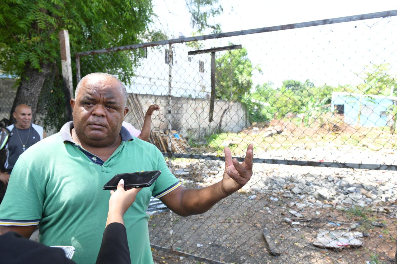 El señor Luciano Heredia mientras hablaba con la periodista.
