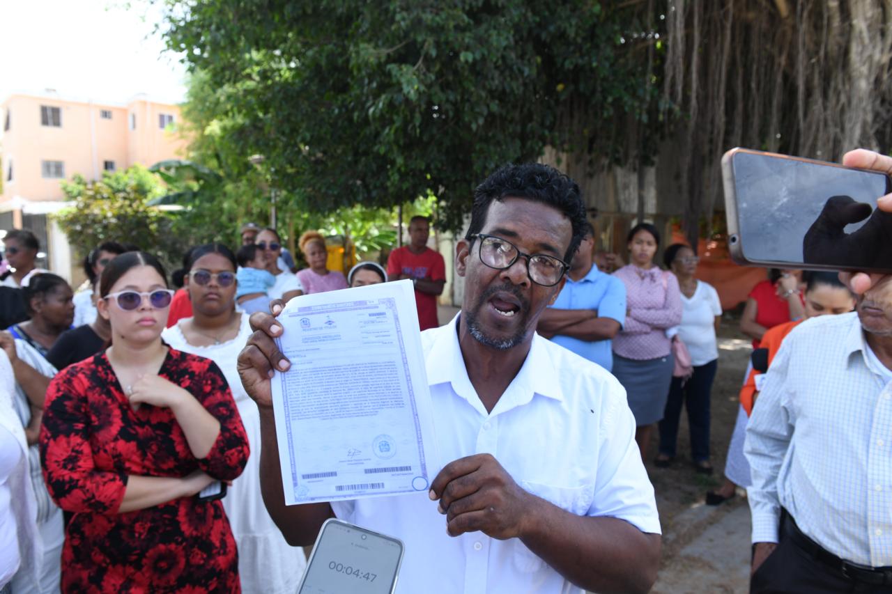 El señor Raúl Fernández mientras explicaba que tiene todas sus documentaciones legales y avaladas.