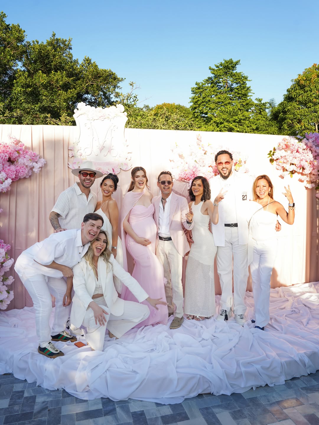 Lele Pons, Guaynaa, Natti Natasha, Raphy Pina y Prince Royce celebran con Marc Anthony y Nadia Ferreira.