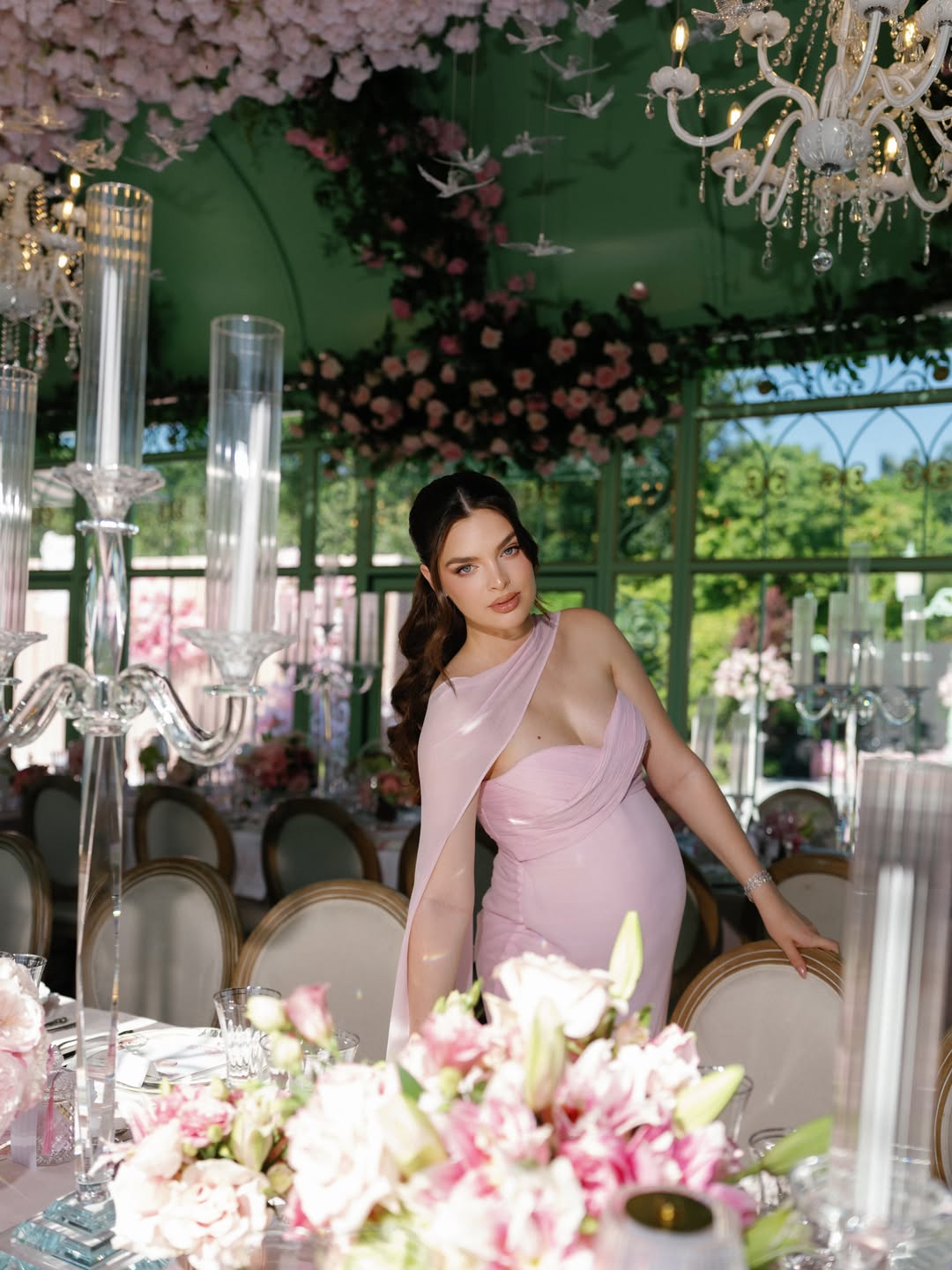 Nadia Ferreira presume su avanzado embarazo en una decoración de lujo.