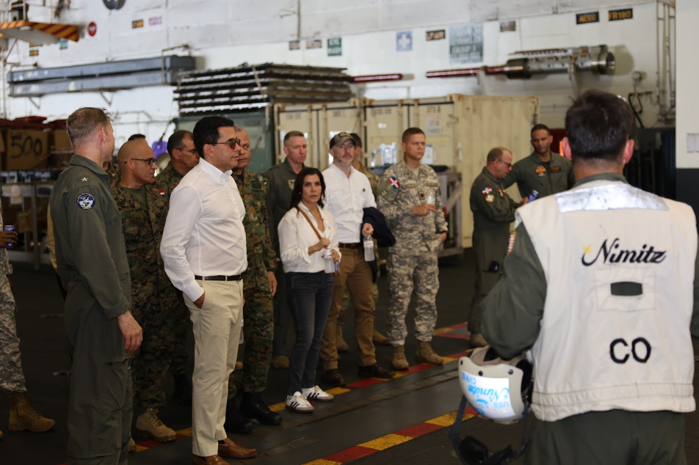 Leah Campos y representantes del Comando Sur de los Estados Unidos recibieron una comitiva del Gobierno dominicano a bordo del portaaviones USS Nimitz (CVN 68)