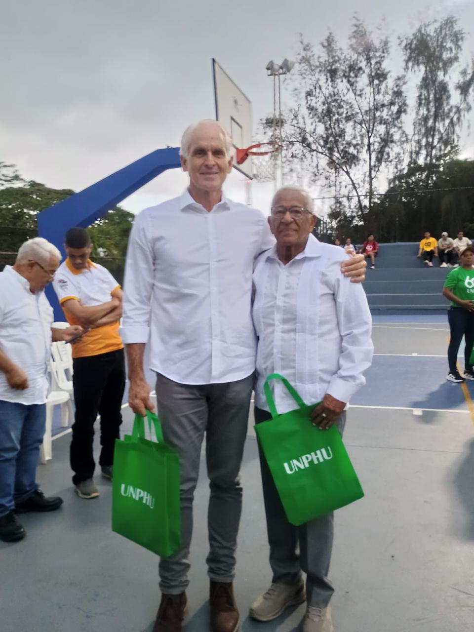 El profesor Miranda junto con Aldo  Aldo Leschhorn, ex selección nacional de baloncesto y estudiante meritorio de esa academia.