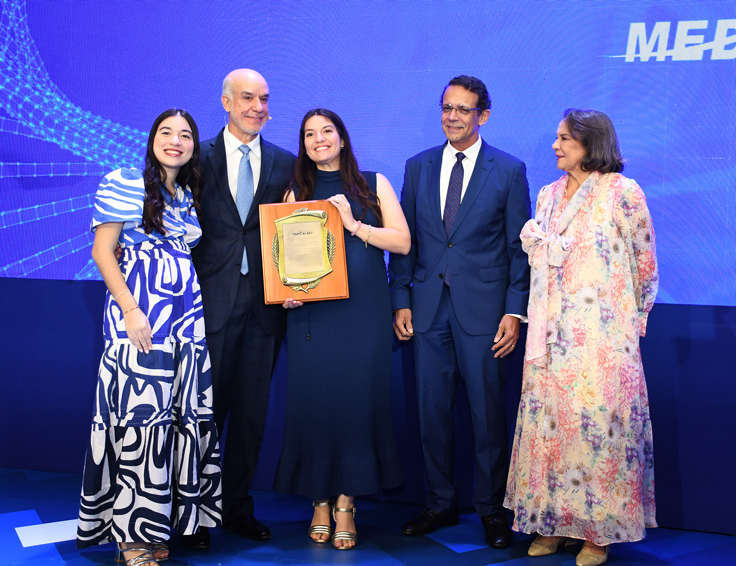 María Fernanda and Paola Contreras receive the recognition plaque from Dr. Blanca Teresa Peña de Contreras, they are accompanied by Drs. Pedro Ureña, Fernando Contreras and Tamara Frankemberg