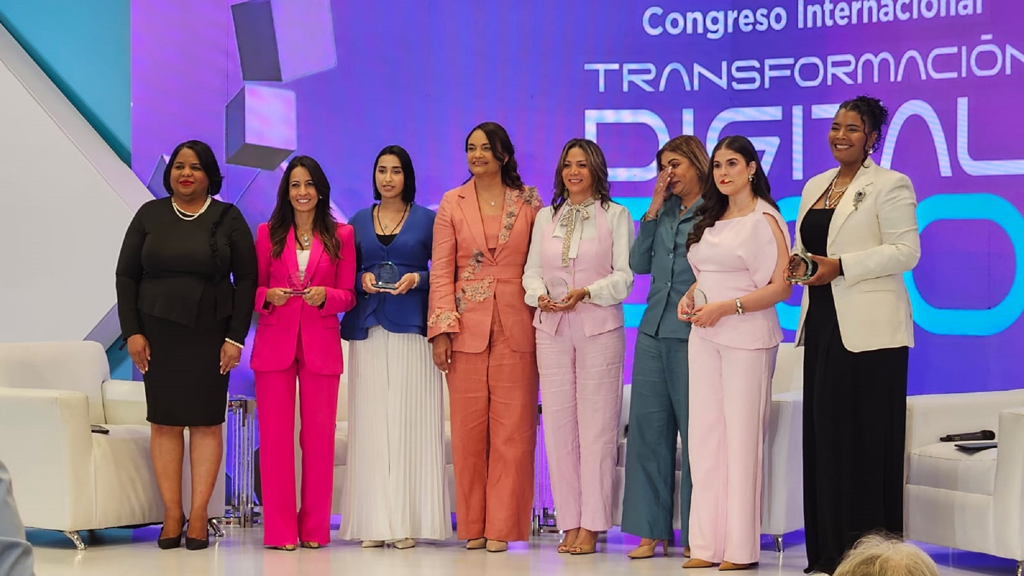 Rossy Escotto, president of the FEM, along with businesswomen who participated in the “Women in Digital Innovation” panel.