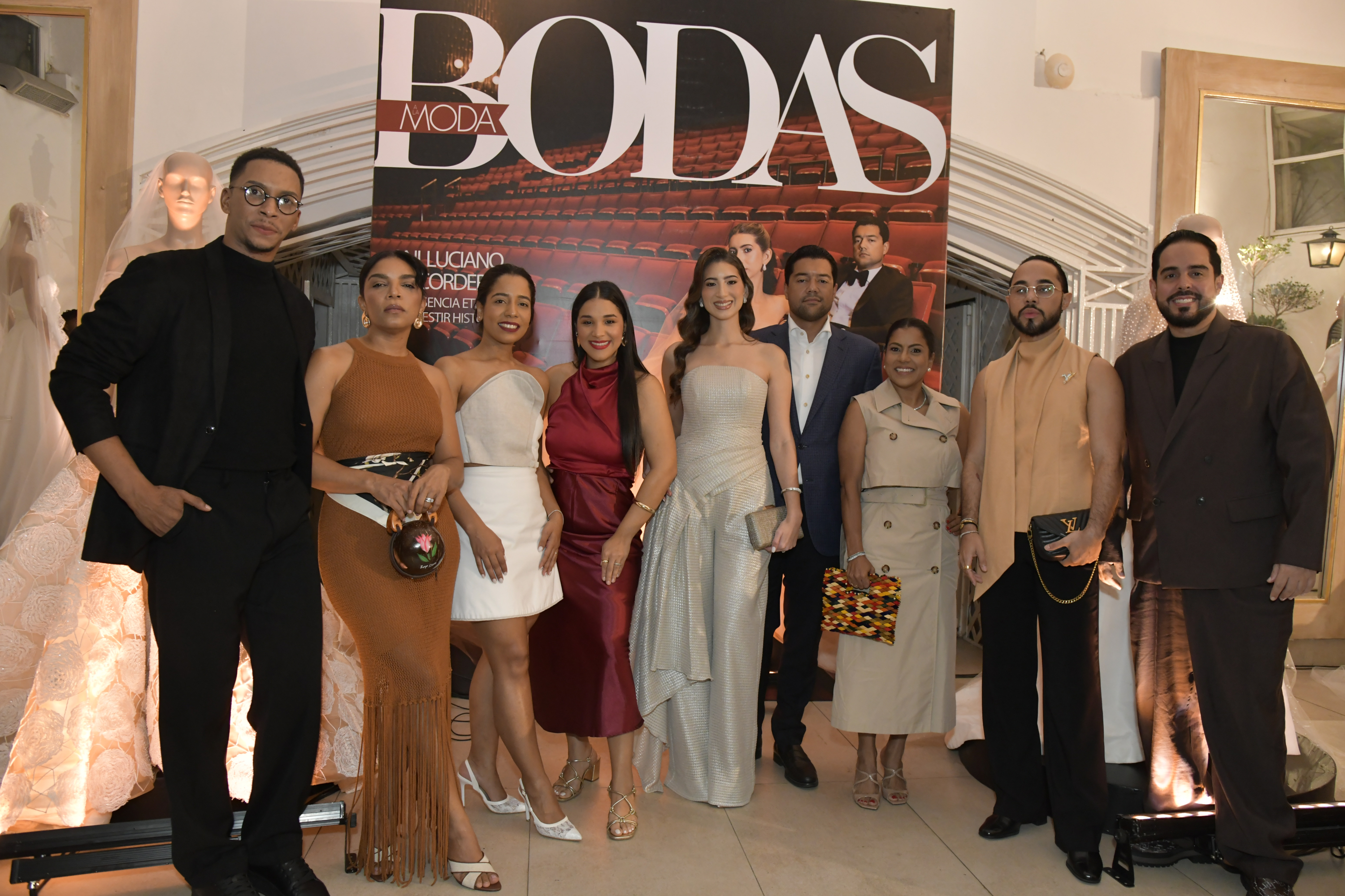 Team behind the cover of Bodas A La Moda