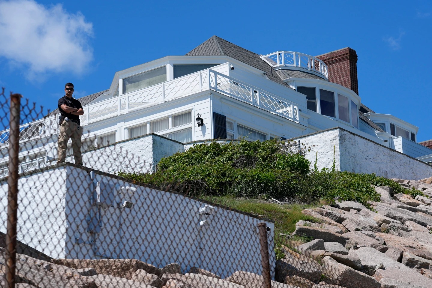 Un guardia de seguridad vigila la “Holiday House” de Taylor Swift, el sábado 20 de junio de 2026.