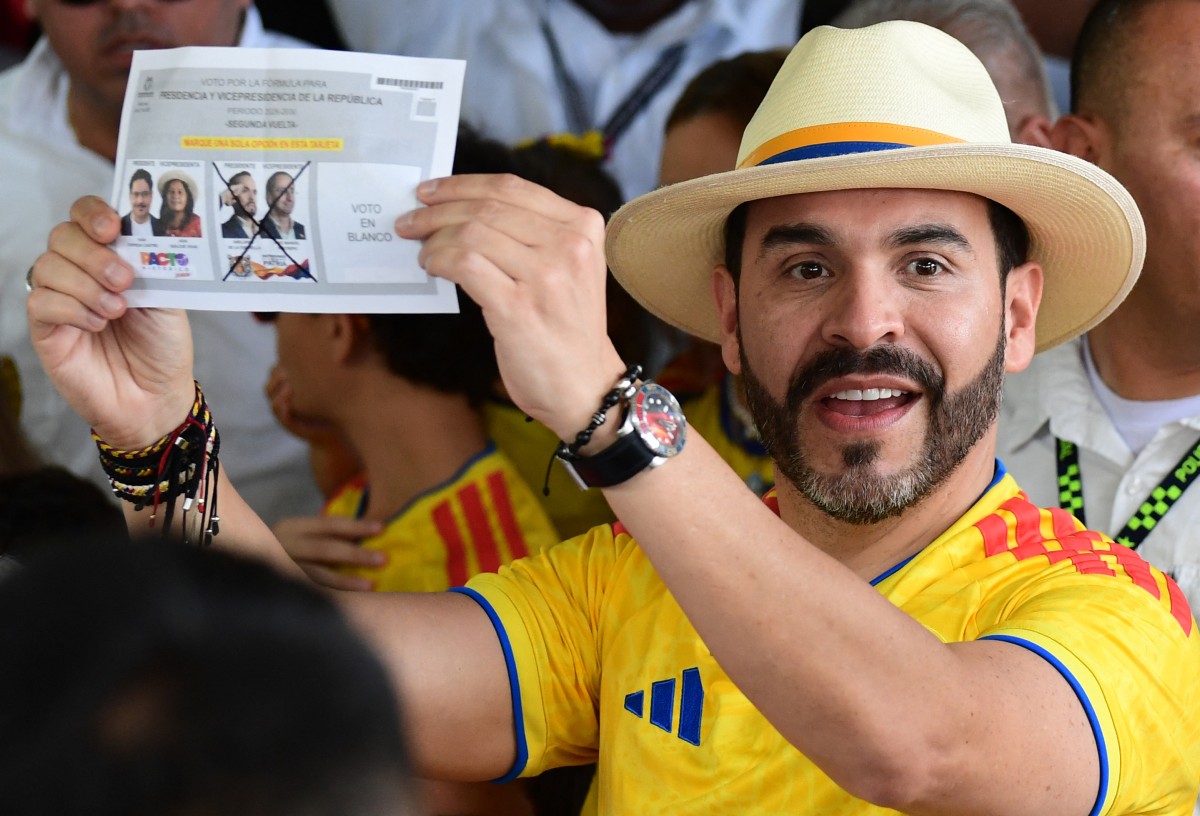 El candidato presidencial colombiano del movimiento Defensores de la Patria, Abelardo de la Espriella, muestra su papeleta de votación mientras emite su voto en un colegio electoral durante la segunda vuelta de las elecciones presidenciales en Barranquilla.