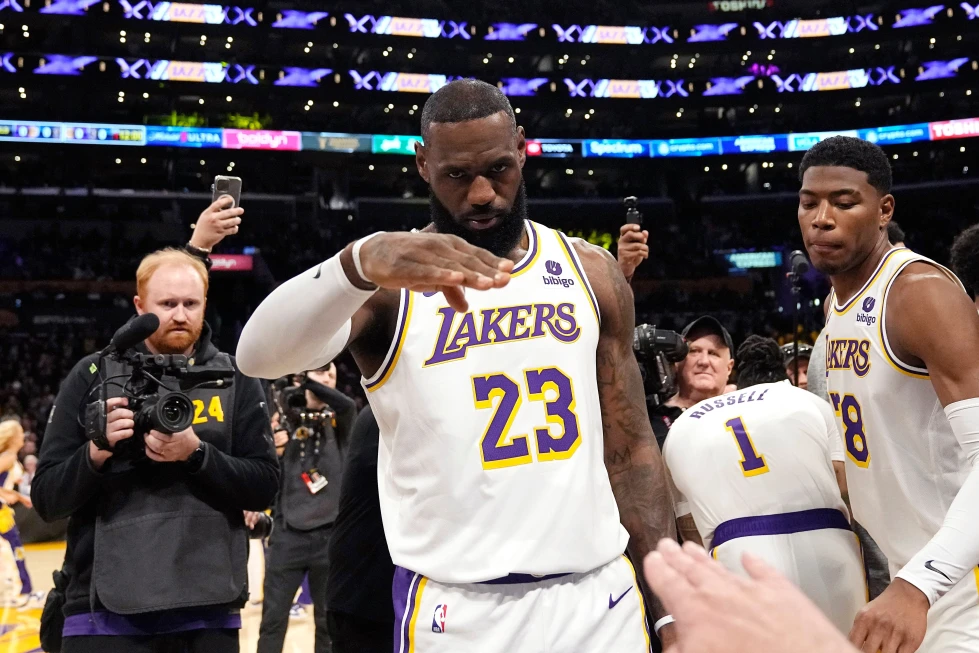 El alero de los Lakers LeBron James saluda antes del encuentro ante los Nuggets, el 2 de marzo de 2024.