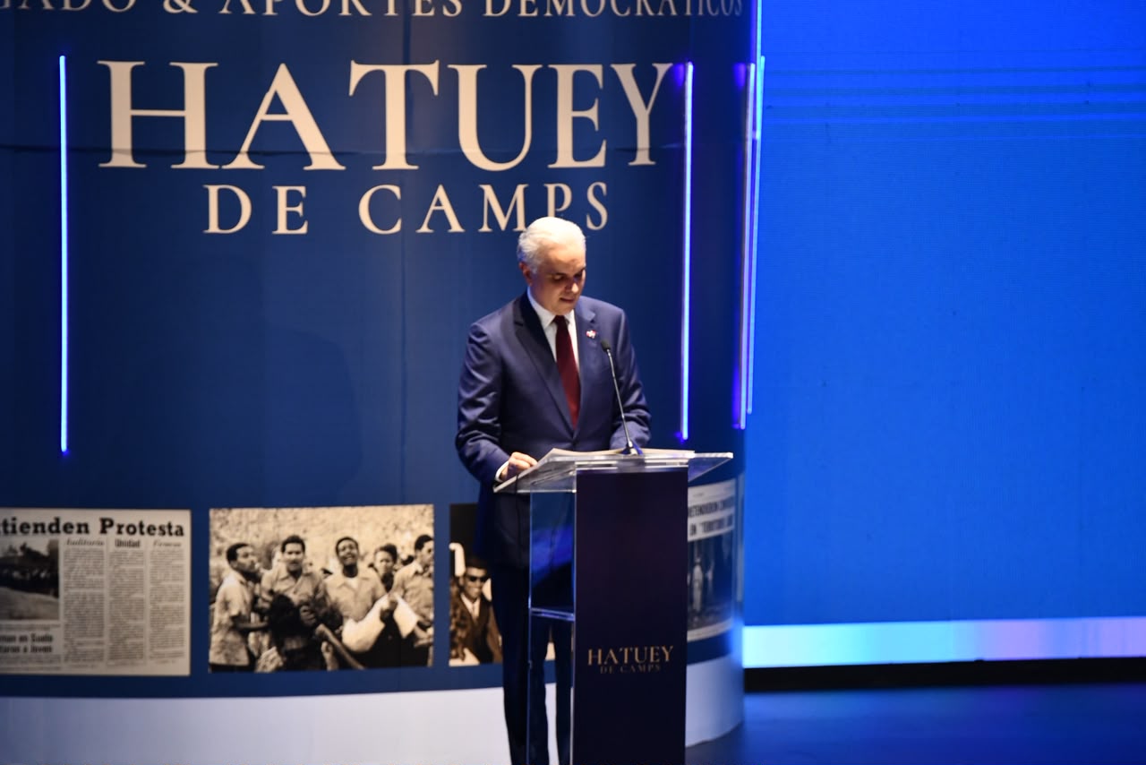 Luis Miguel de Camps, quien asumió la presidencia del PRSD tras su muerte, elogió la labor de Hatuey como padre y guía.