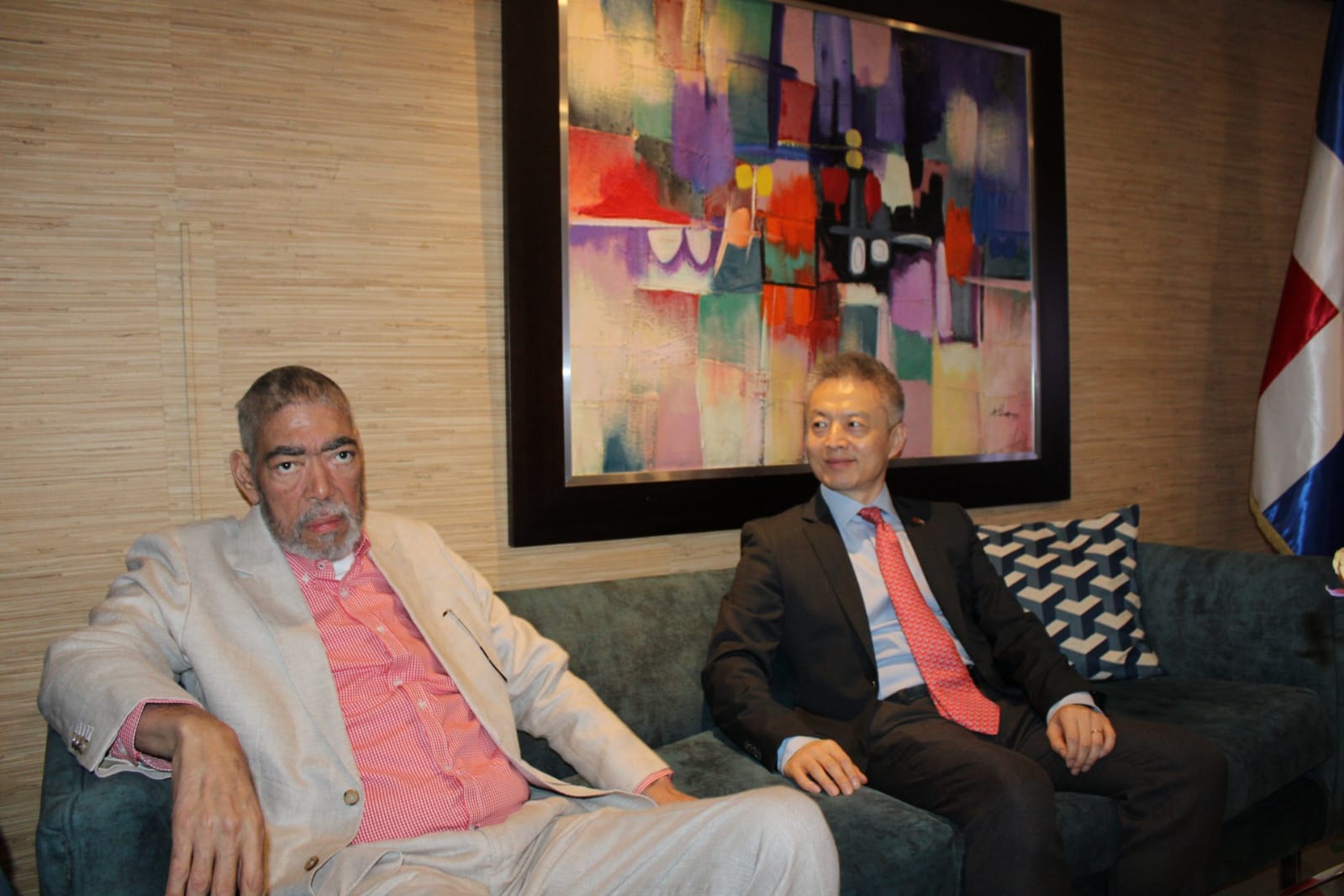 El embajador de China, Chen Luning, y el secretario general del Movimiento Izquierda Unida (MIU), Miguel Mejía, en el AILA.