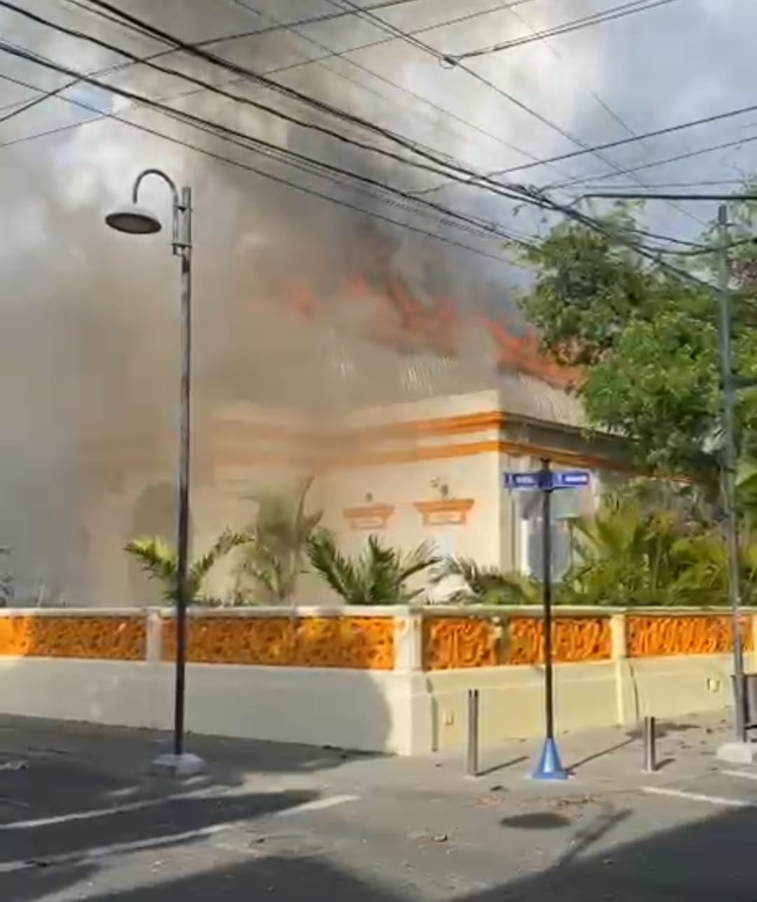 La Logia Restauración número 11, emblemático edificio del centro histórico de Puerto Plata, fue consumido por el fuego.