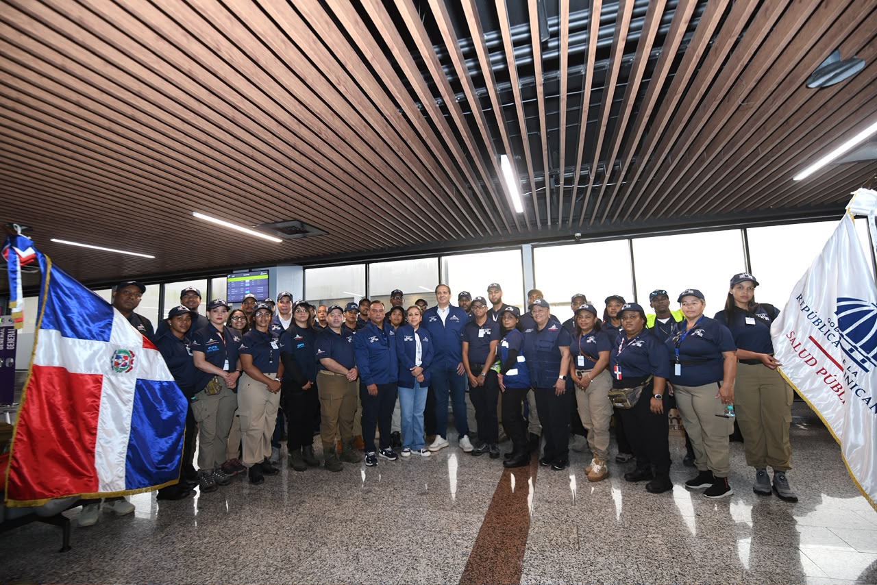 El ministro Víctor Atallah junto a la delegación de médicos en Venezuela
