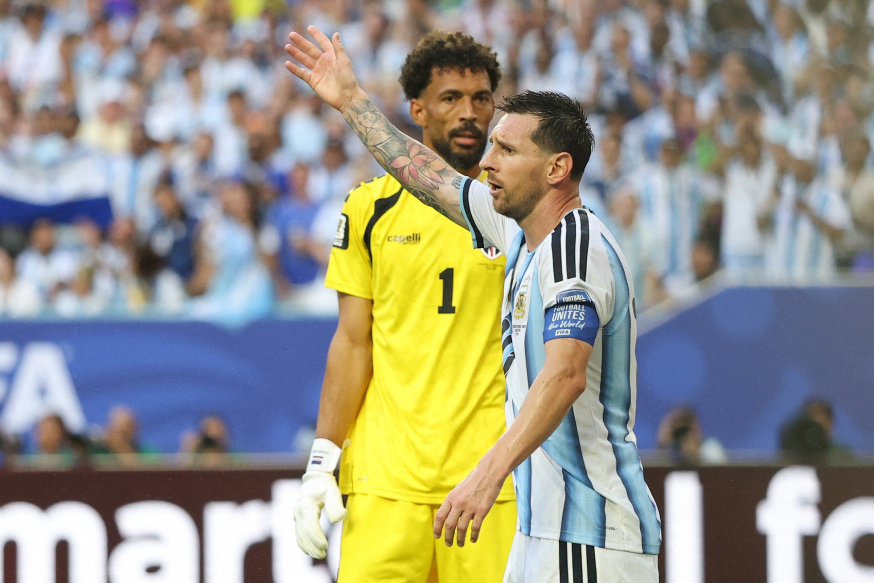 Lionel Messi y Vozinha durante el partido de dieciseisavos de final entre Cabo Verde y Argentina.