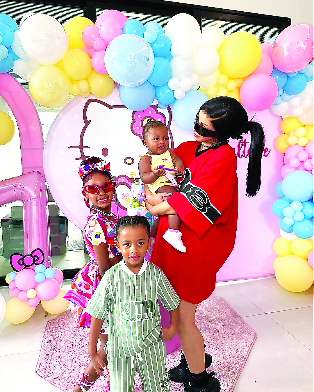 Cardi B con tres de sus seis hijos, Kulture Kiari Cephus, Wave Set Cephus y Blossom.