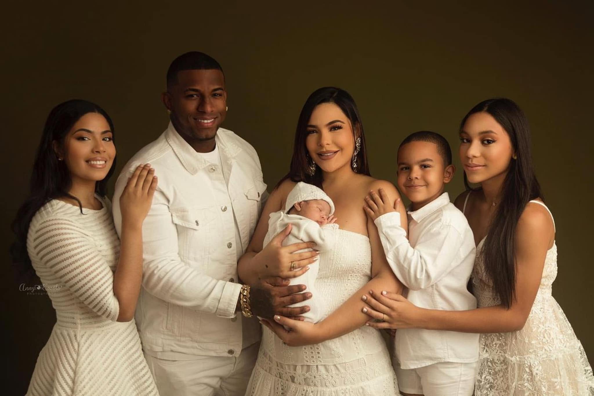 Sandra Berrocal y Crazy Design junto a sus hijos, en foto de 2022.