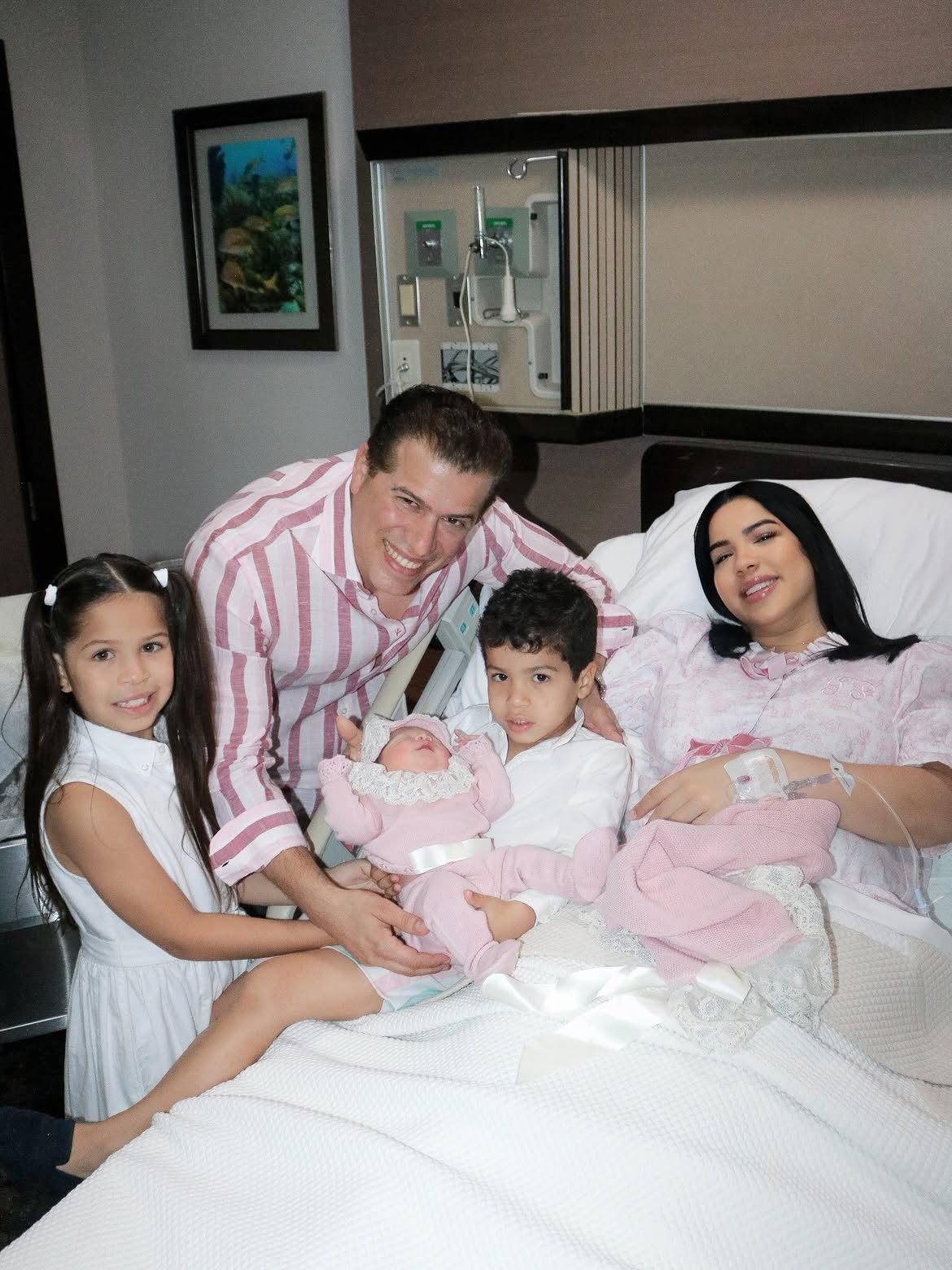 La presentadora Yubelkis Peralta junto a su esposo, el empresario Marcos Bona, y sus hijos.