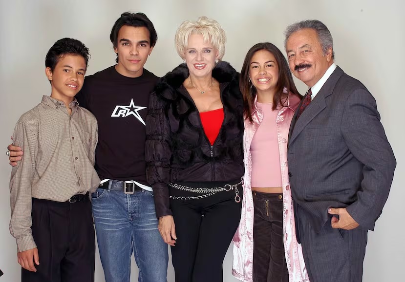 La artista dominicana Charytín Goico y el puertorriqueño Elin Ortiz junto a sus tres hijos, en foto de arhico. El productor murió el 12 de junio de 2016