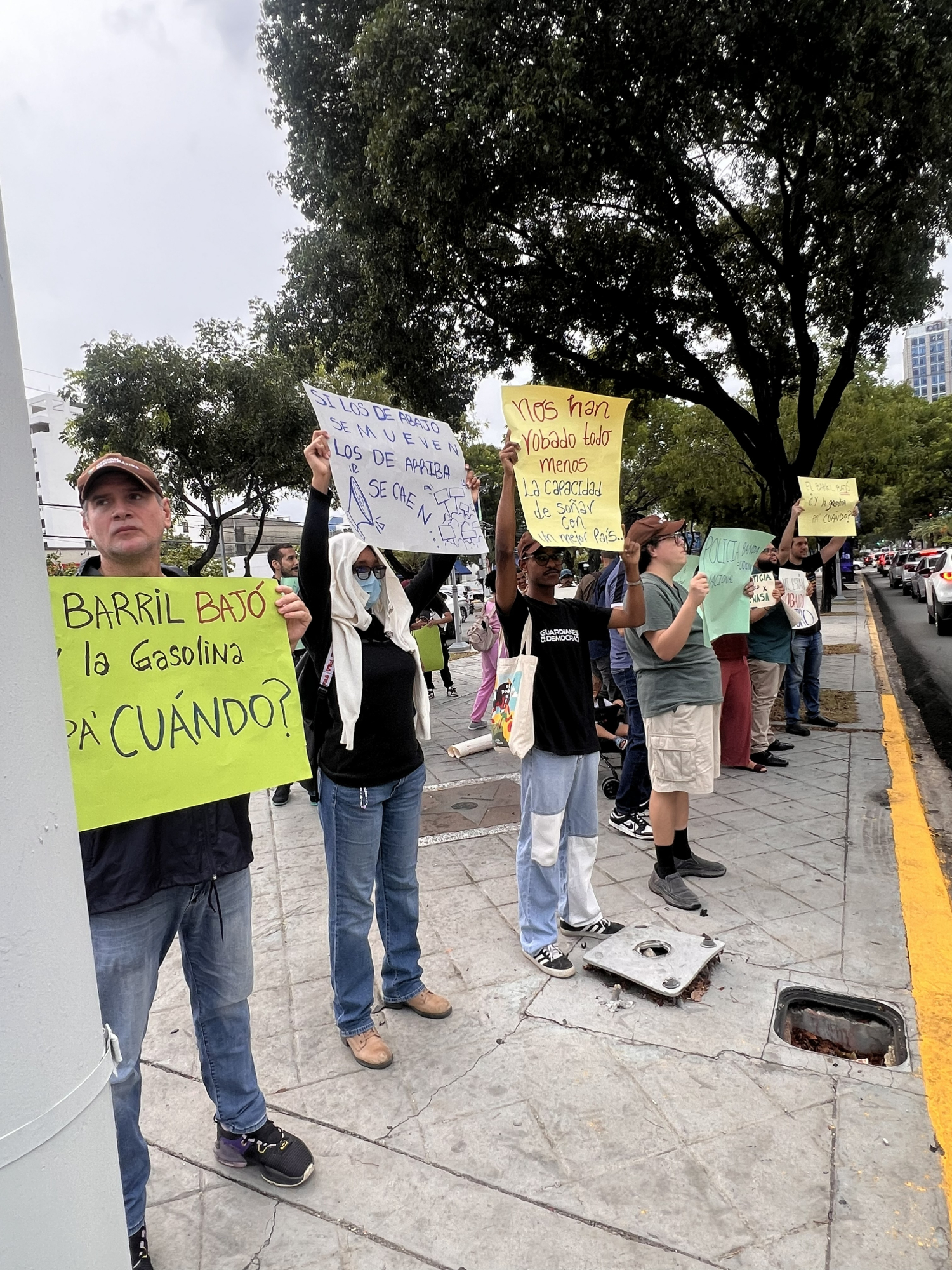 Manifestantes expresan su descontento por el alto costo de los combustibles.