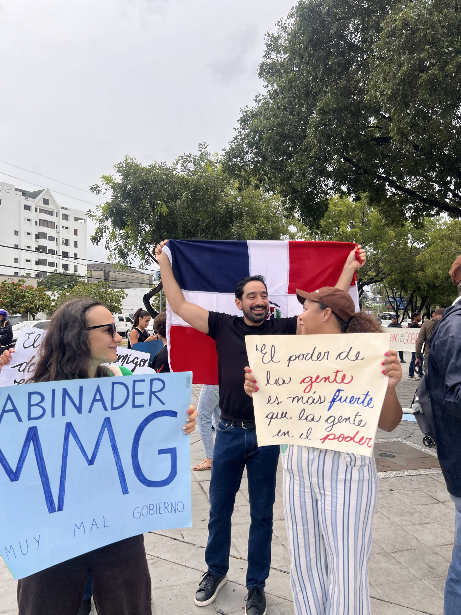 Los manifestantes expresaron su descontento al Gobierno del presidente Luis Abinader y aseguraron que han dirigido sin un rumbo y mal desde el primer momento.