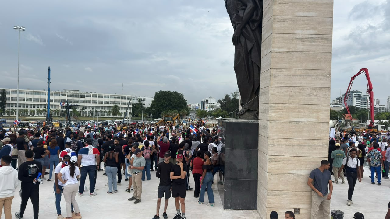 Cientos de ciudadanos se aglomeraron en la Plaza de la Bandera en protesta de varias situaciones socioeconómicas que atraviesa la República Dominicana.
