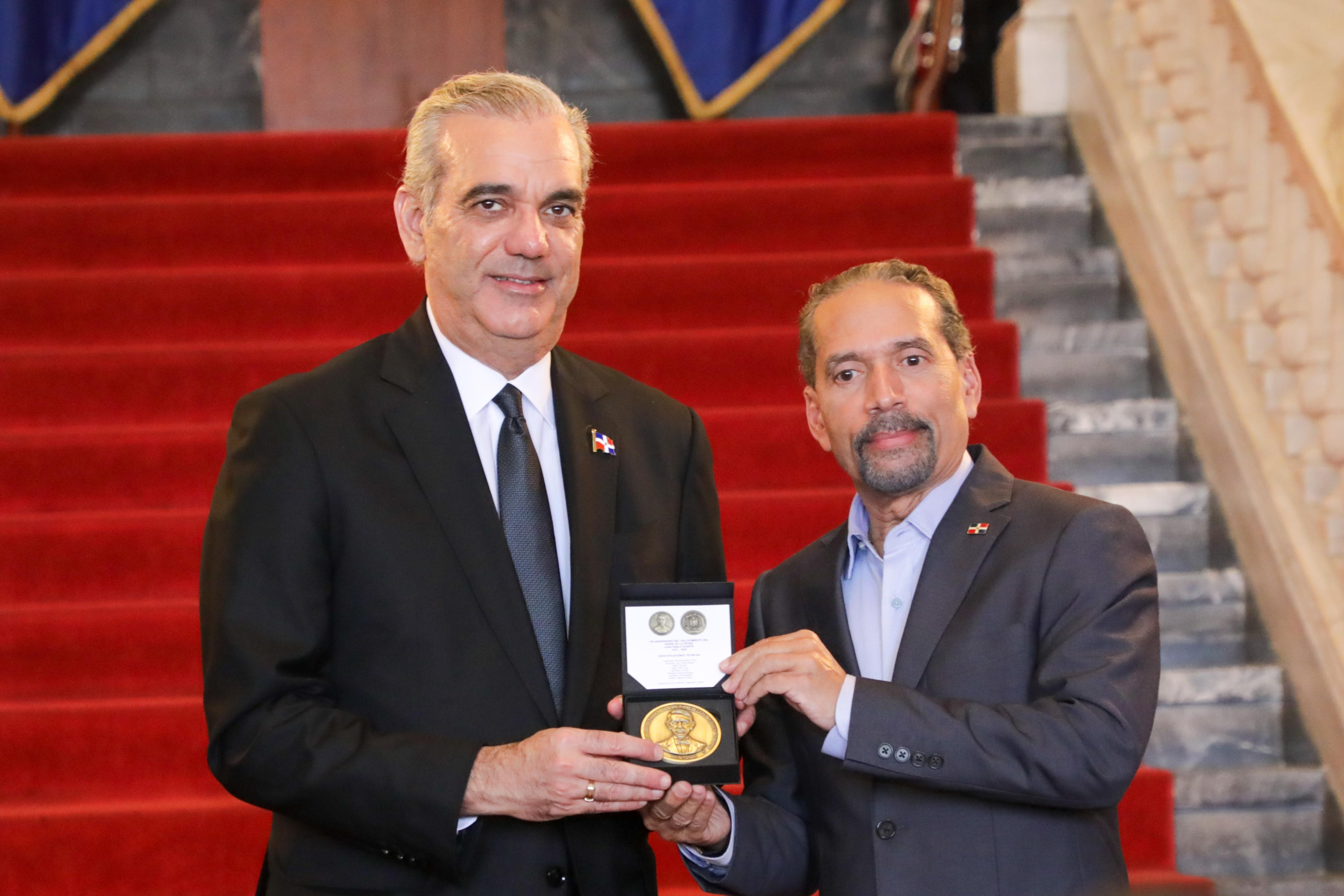 Pablo Uribe le entrega la Medalla Conmemorativa a Abinader