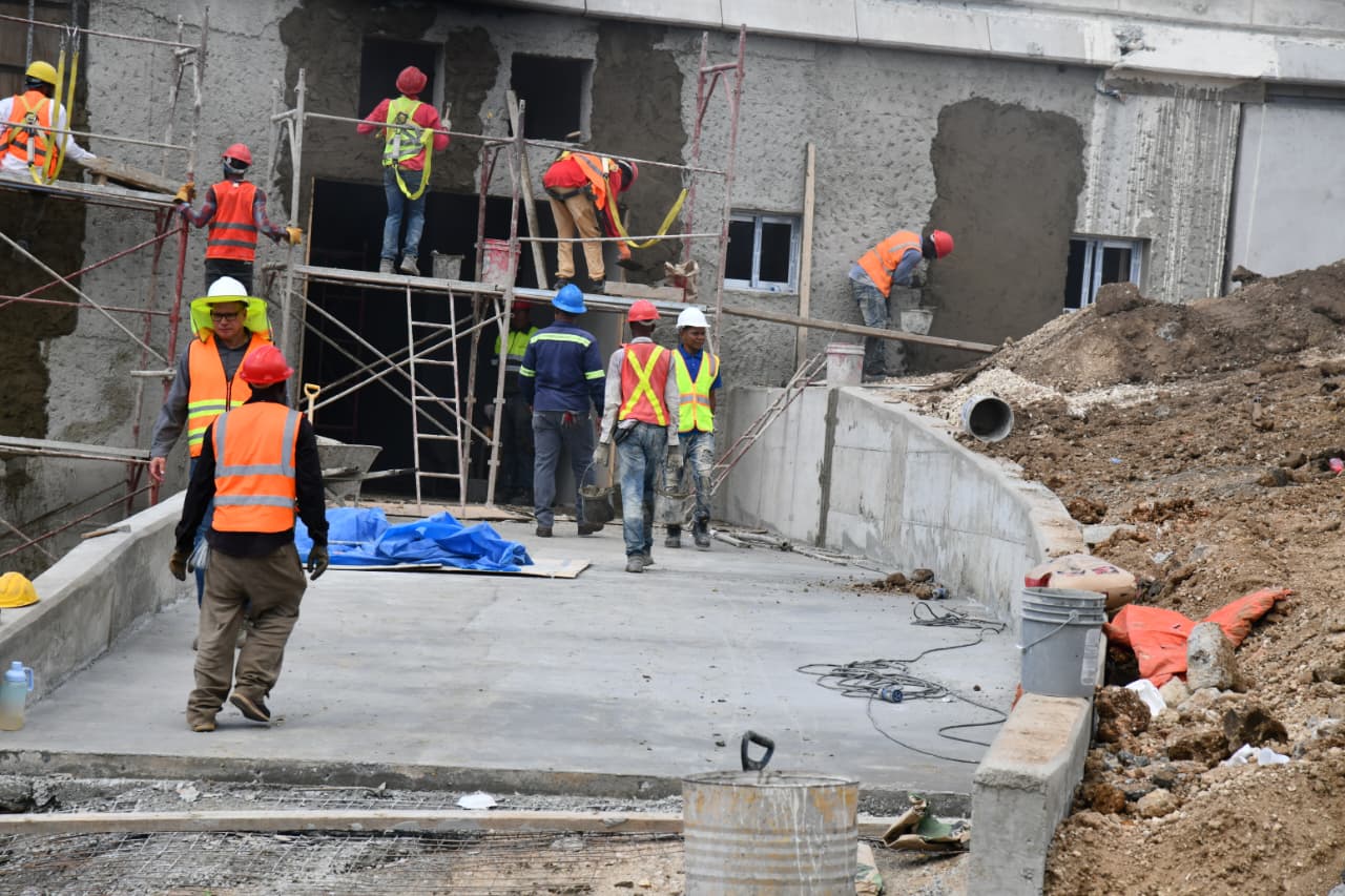 Los obreros, vestidos con overoles y chalecos en tonos naranja y azul, trabajaban a todo vapor para completar el túnel de la Plaza de la Bandera