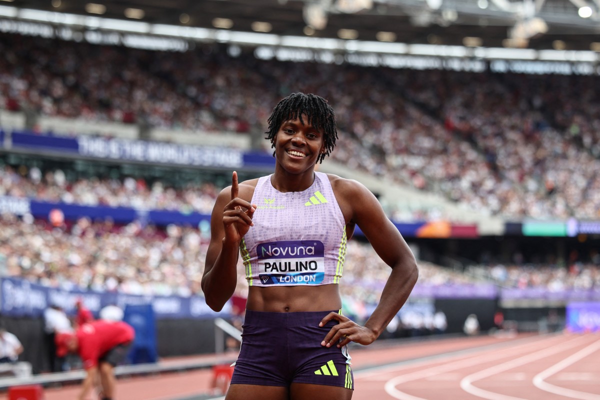 Marileidy Paulino celebra tras ganar la prueba femenina de 400 metros durante la competición de atletismo de la Liga de Diamante de la IAAF en el Estadio de Londres.